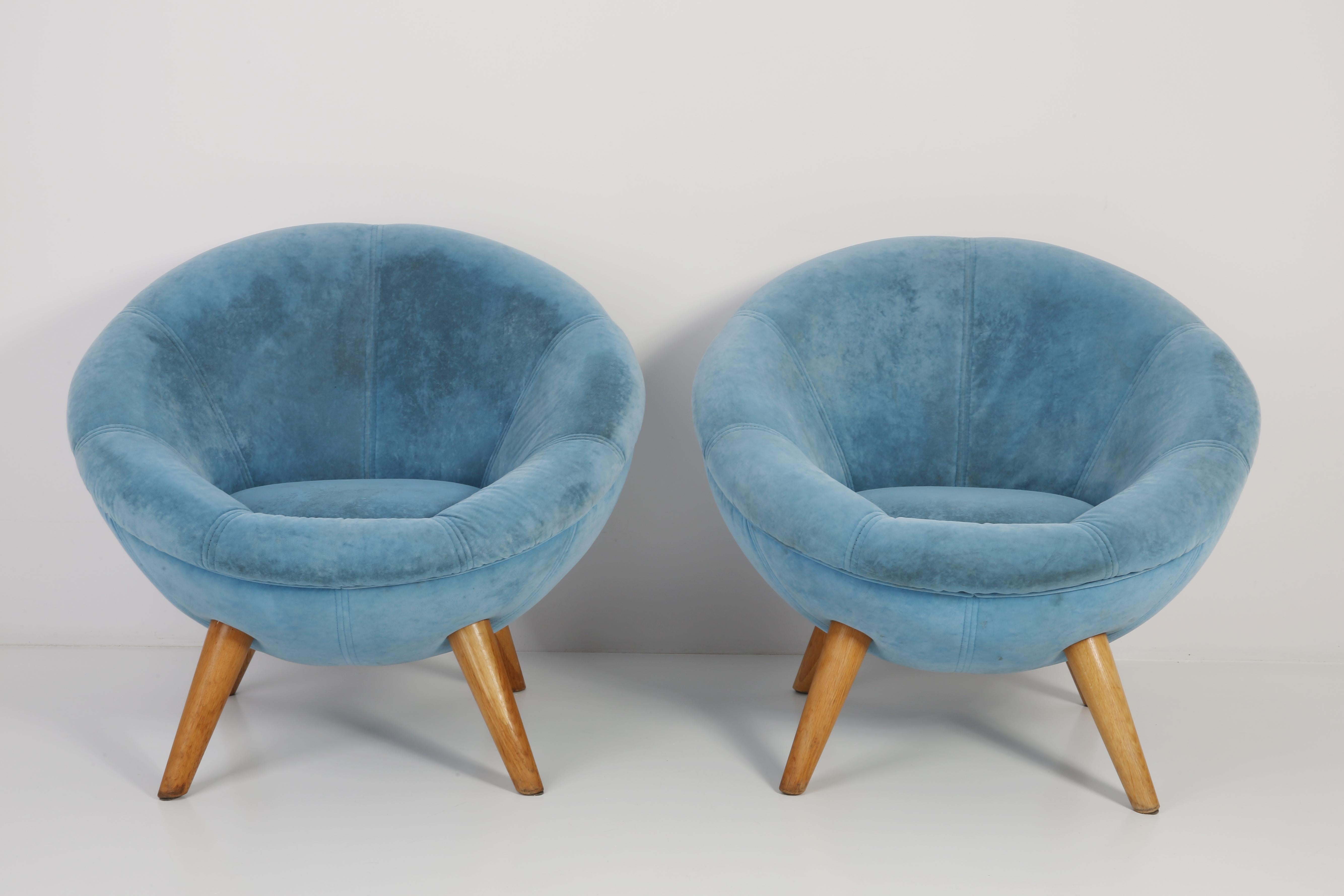 German armchairs produced in the 1960s in Berlin. Very unique old vintage model. Only one set is available.
The armchairs are in very good original vintage condition. The upholstery is made of high quality fabric - blue alcantara velvet