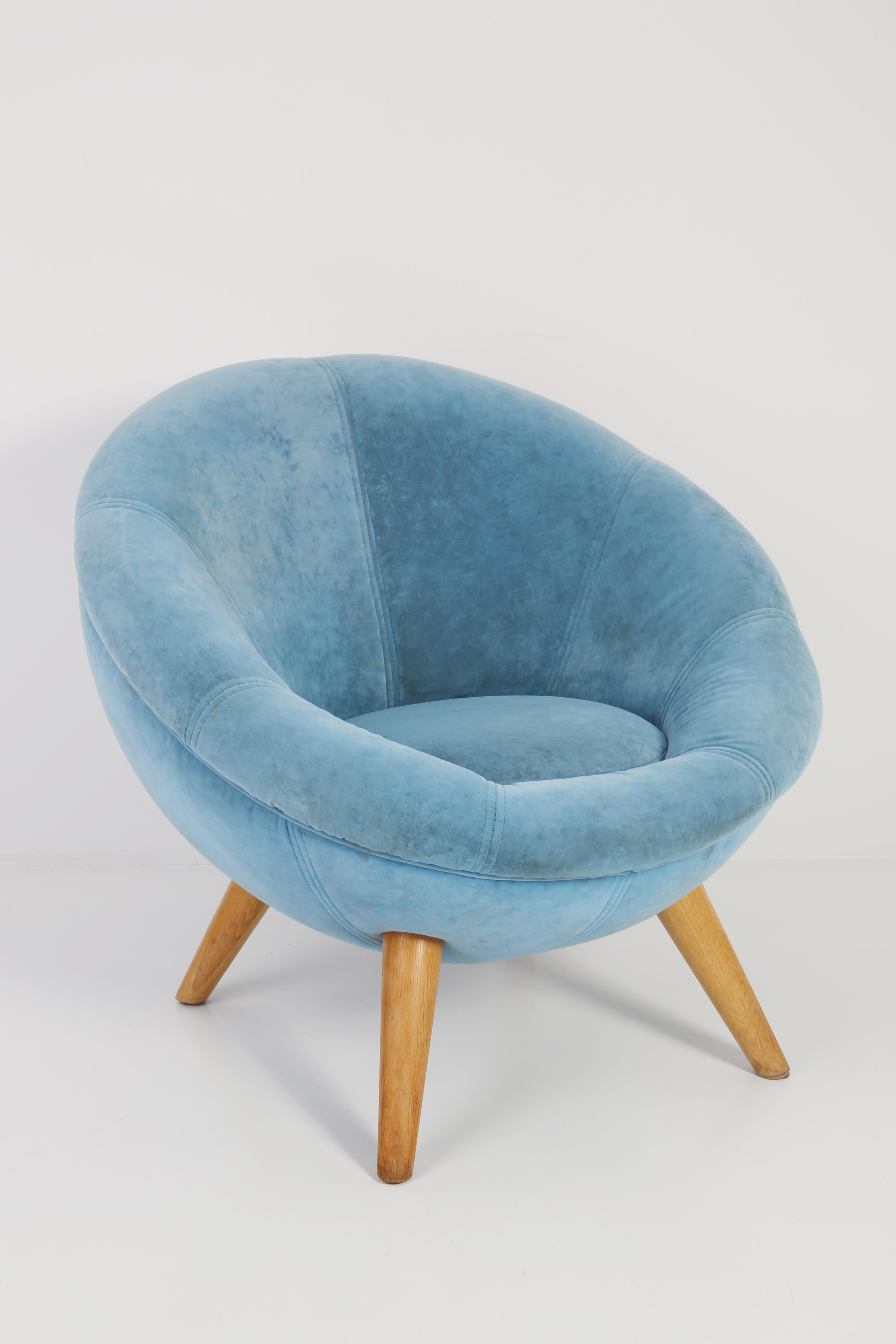 Pair of Midcentury Blue Velvet Circle Club Armchairs, Europe, 1960s In Good Condition In 05-080 Hornowek, PL