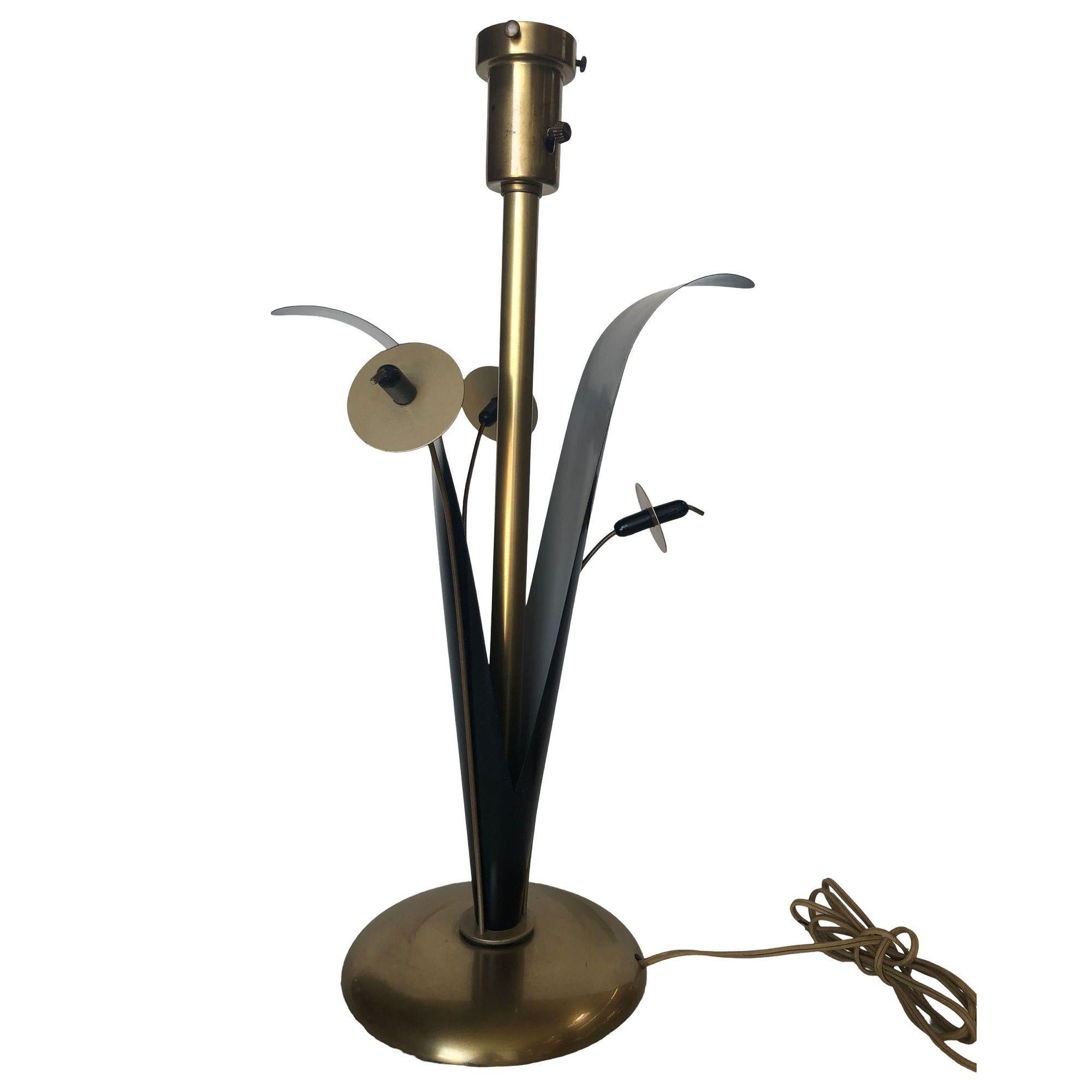 American Pair of Mid-century Brass and Black Metal Willow Table Lamps For Sale