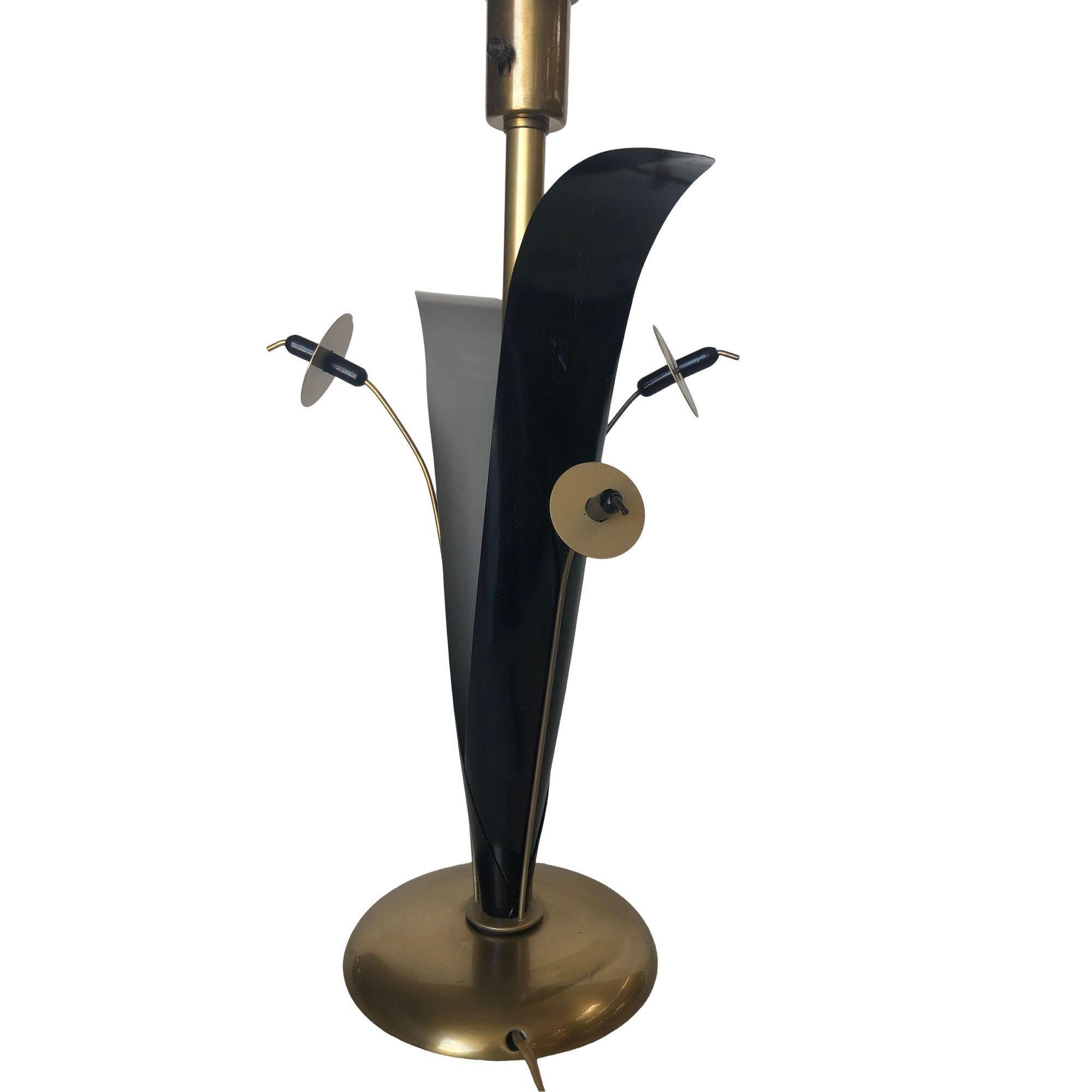 Pair of Midcentury Brass and Black Metal Willow Table Lamps In Excellent Condition For Sale In Van Nuys, CA