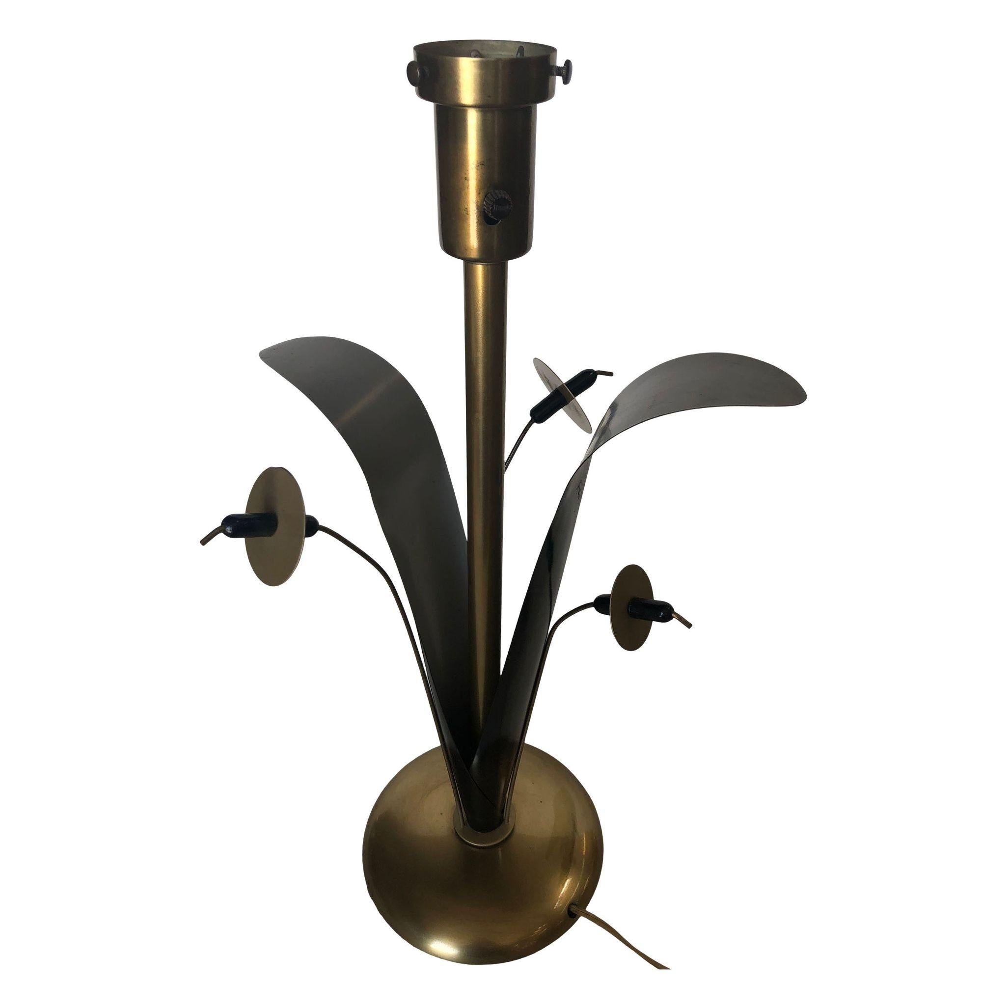 Mid-20th Century Pair of Midcentury Brass and Black Metal Willow Table Lamps For Sale