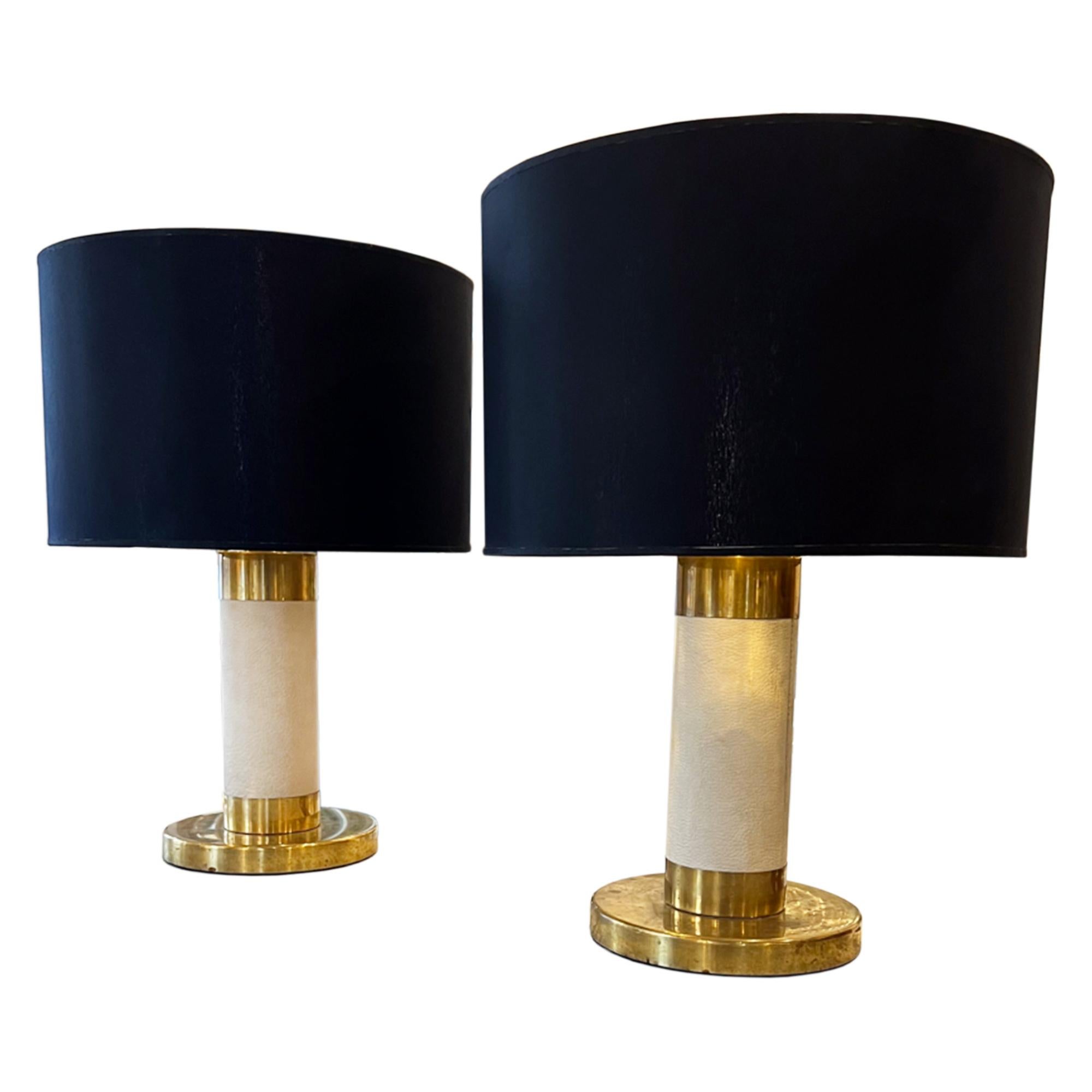 Cette paire de lampes de table très élégantes a été fabriquée en France dans les années 1970. 

Le cuir crème est cousu à la main et les bases en laiton ont pris une belle patine. 

Nous les avons fait recâbler pour le Royaume-Uni avec des fils