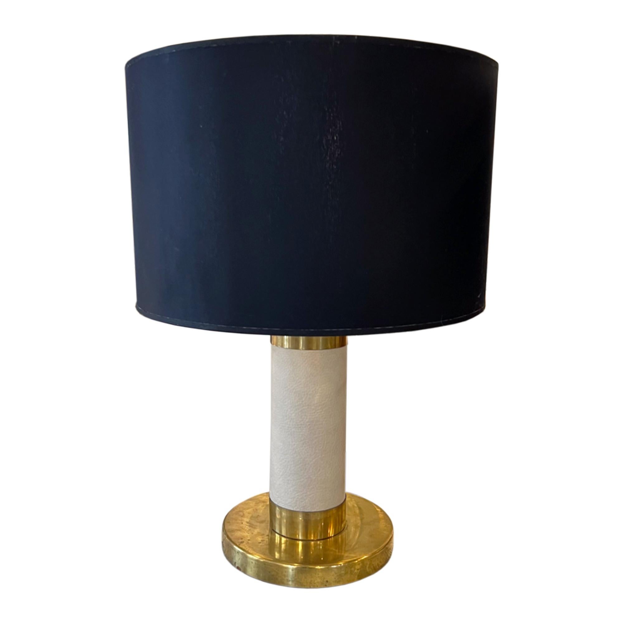 Mid-Century Modern Paire de lampes de table en laiton et cuir crème du milieu du siècle dernier en vente