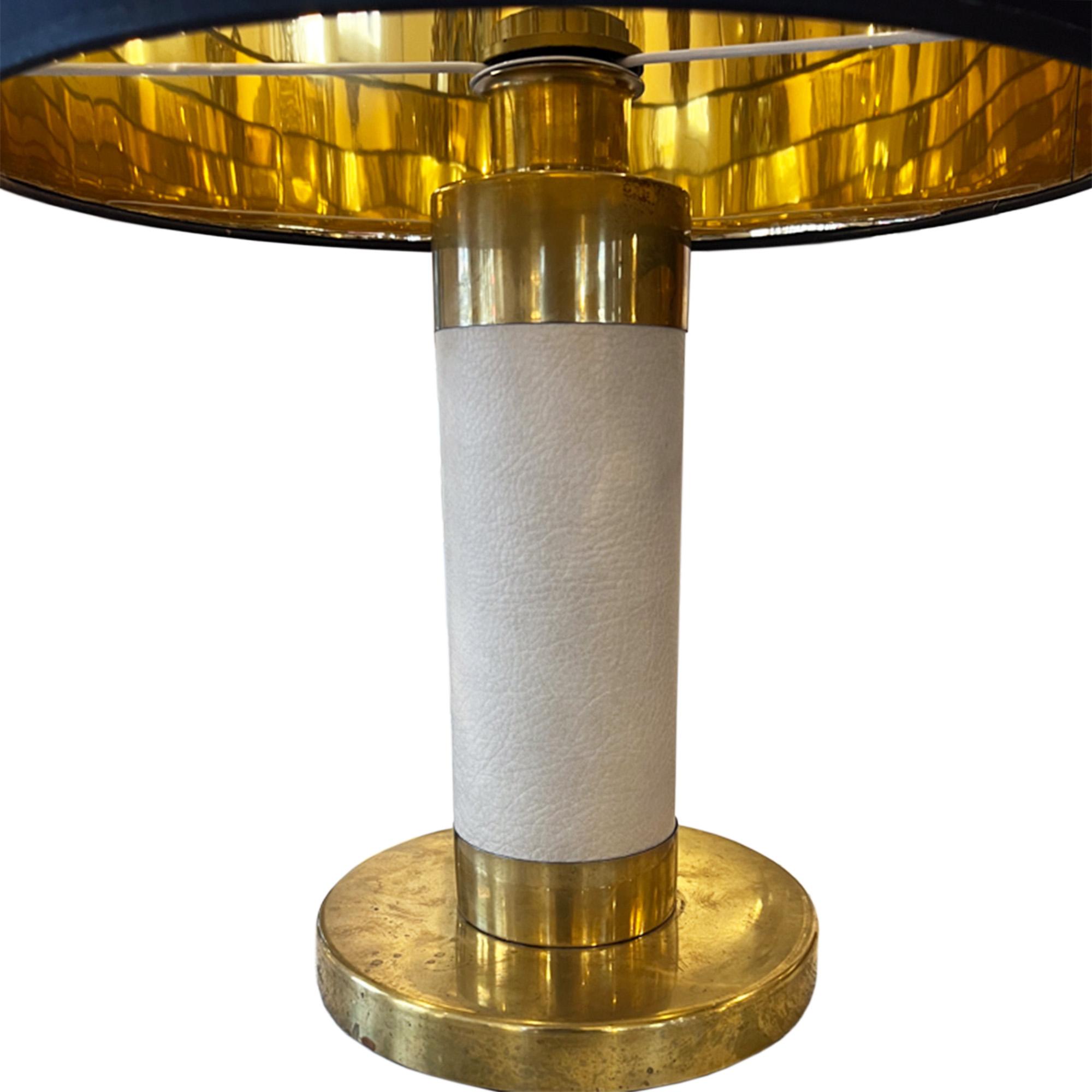 Français Paire de lampes de table en laiton et cuir crème du milieu du siècle dernier en vente