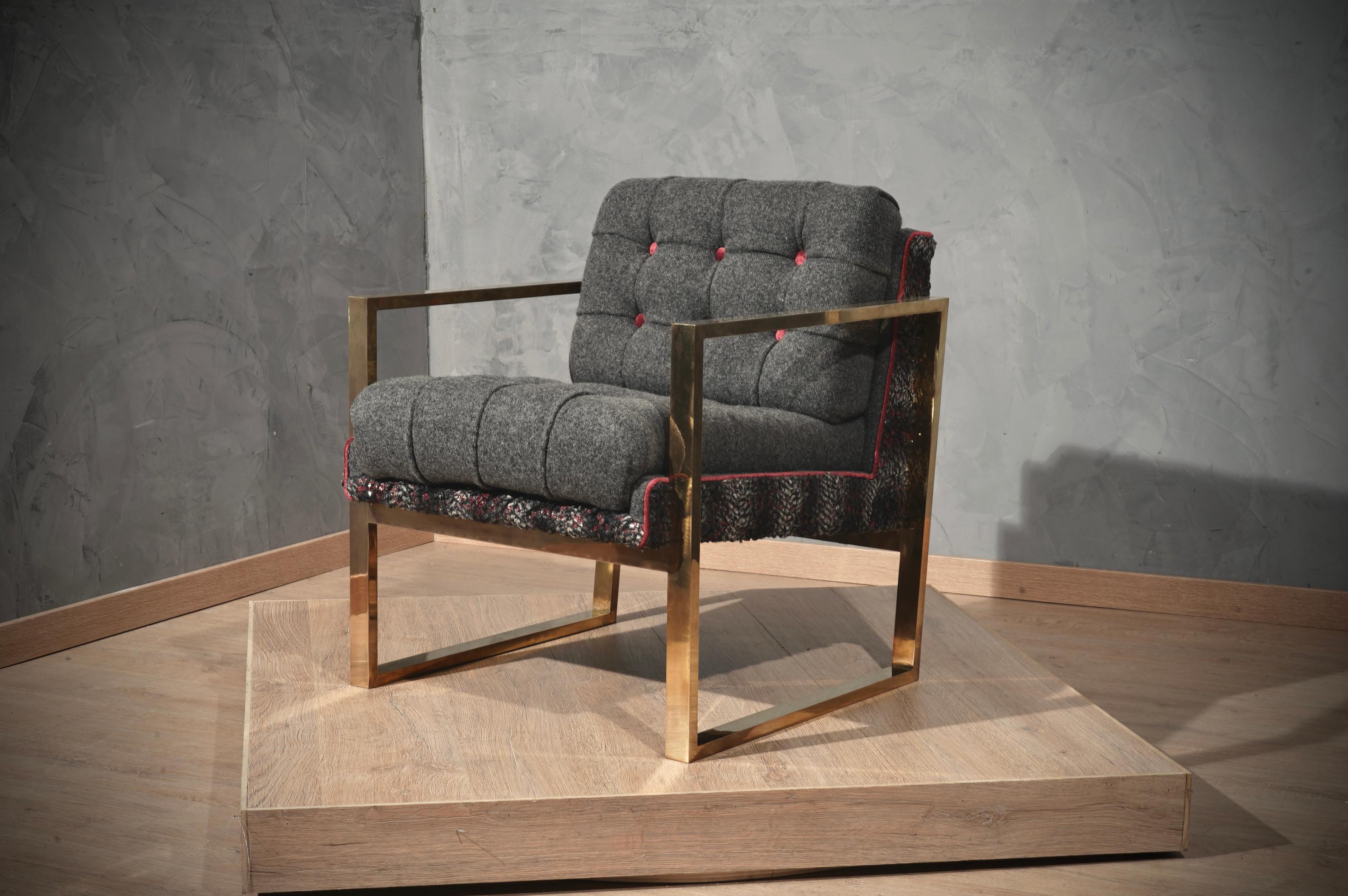 Brass structure and wool fabric, for this pair of armchairs out of the ordinary in the Italian style of Romeo Rega.

Linear and squared the structure of this armchairs, all in polished brass. While the seat and the backrest are in fine fabric. A