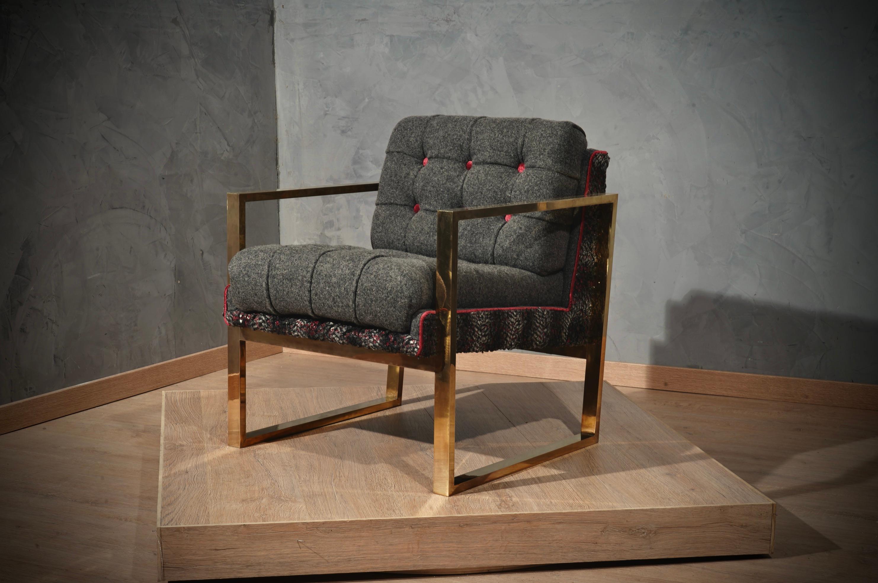 Brass structure and wool fabric, for this pair of armchairs out of the ordinary in the Italian style of Romeo Rega.

Linear and squared the structure of this armchairs, all in polished brass. While the seat and the backrest are in fine fabric. A