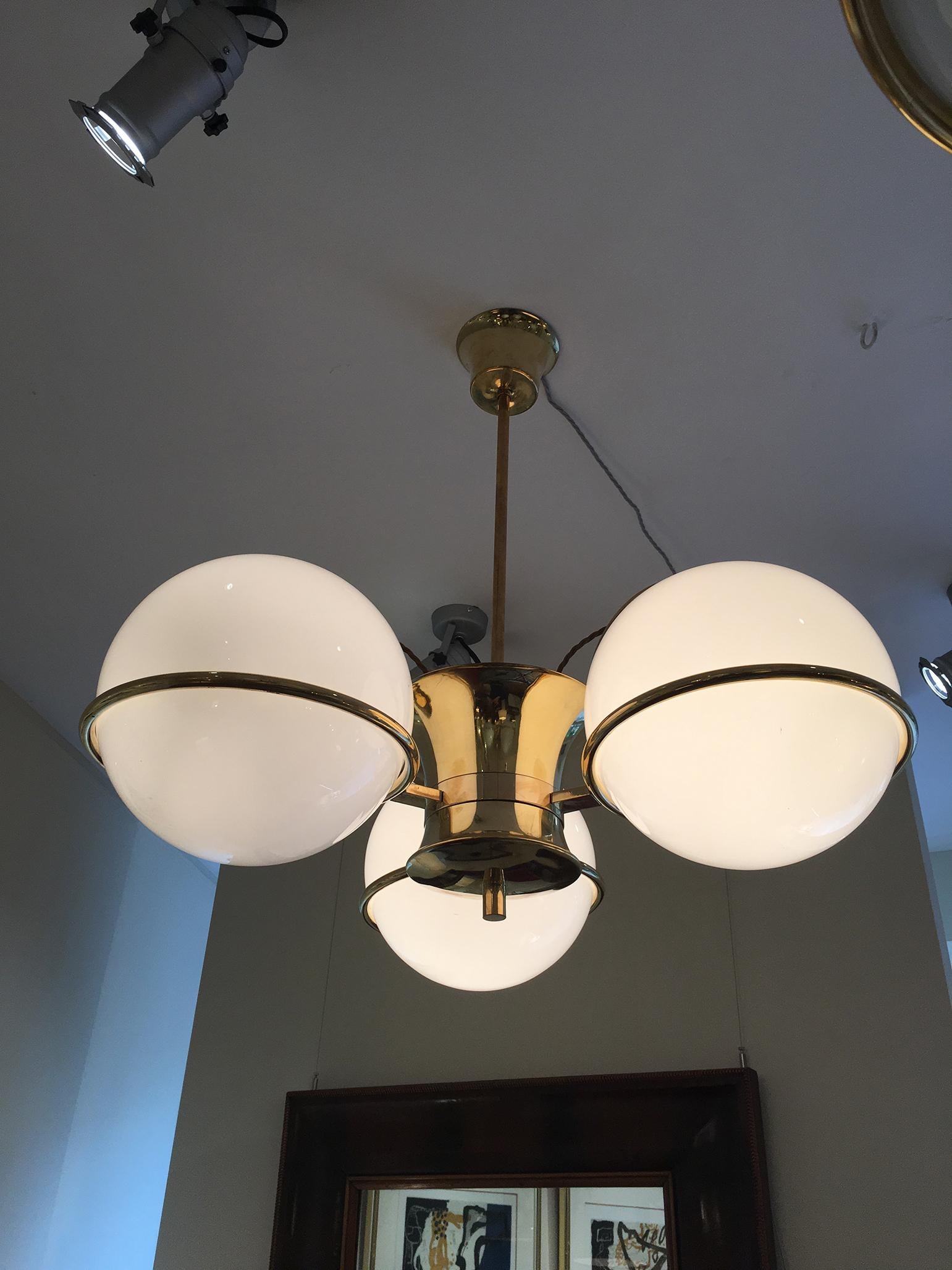Pair of Midcentury Brass and Glass Globe Chandeliers In Good Condition In London, GB