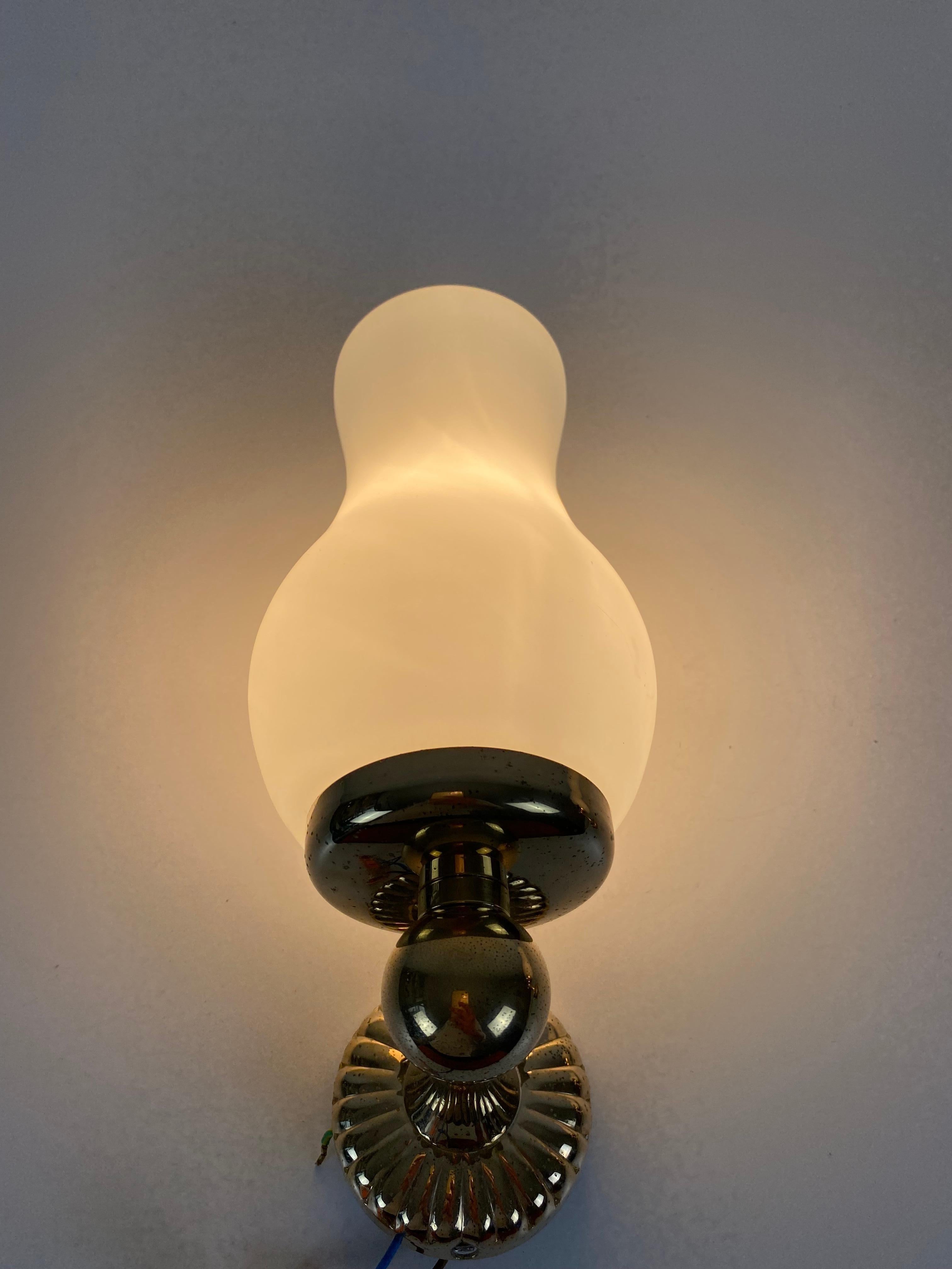 Paire de lampes murales mi-siècle en laiton et verre opalin, Italie, années 1960 en vente 3
