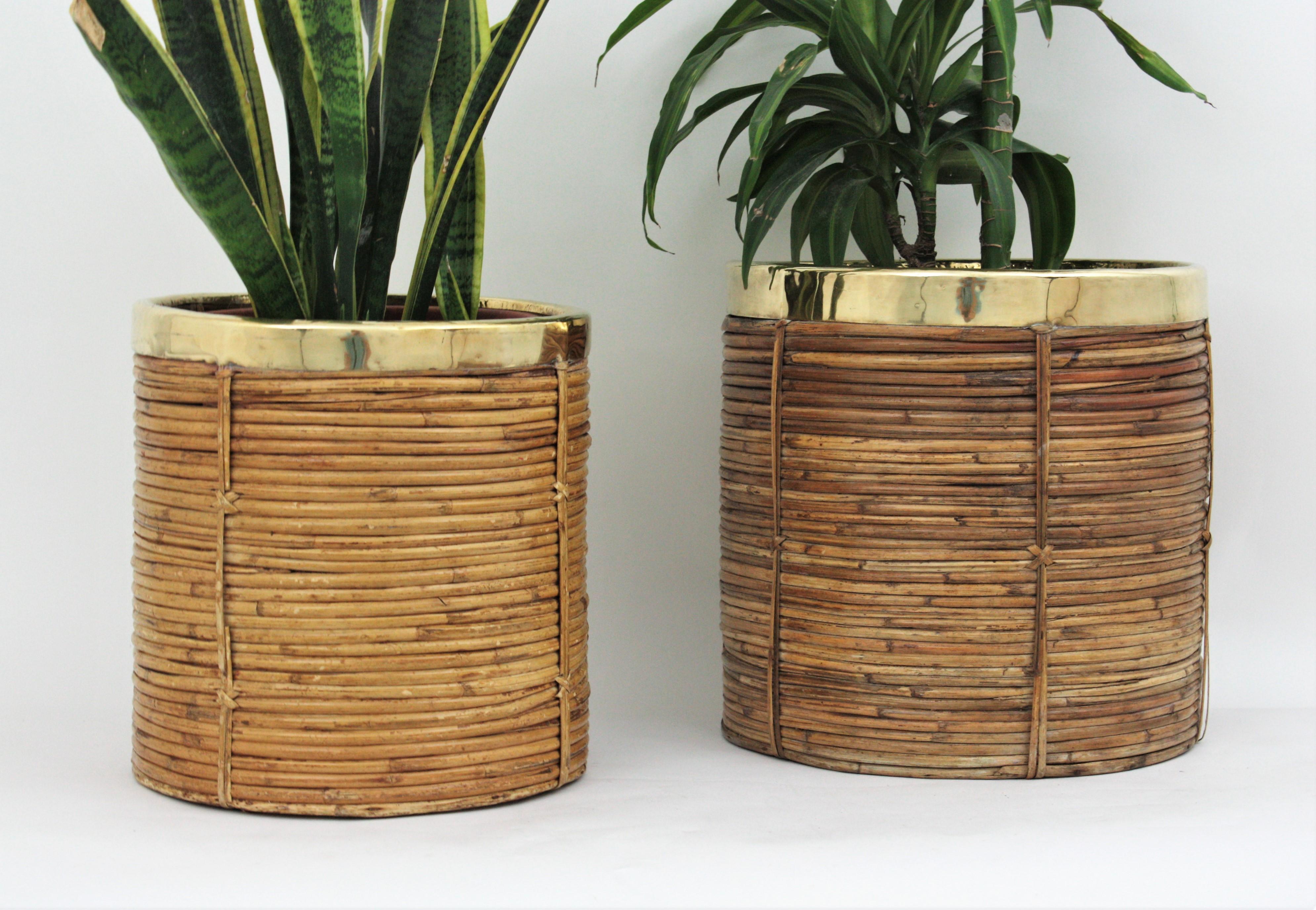 Beautiful set of two Mid-Century Modern decorative brass and bamboo / rattan planters or baskets. Handcrafted in Italy, 1970s.
Round shape with gilded brass rim. Inspired on Gabriella Crespi designs.
One of them is a smaller than the other.