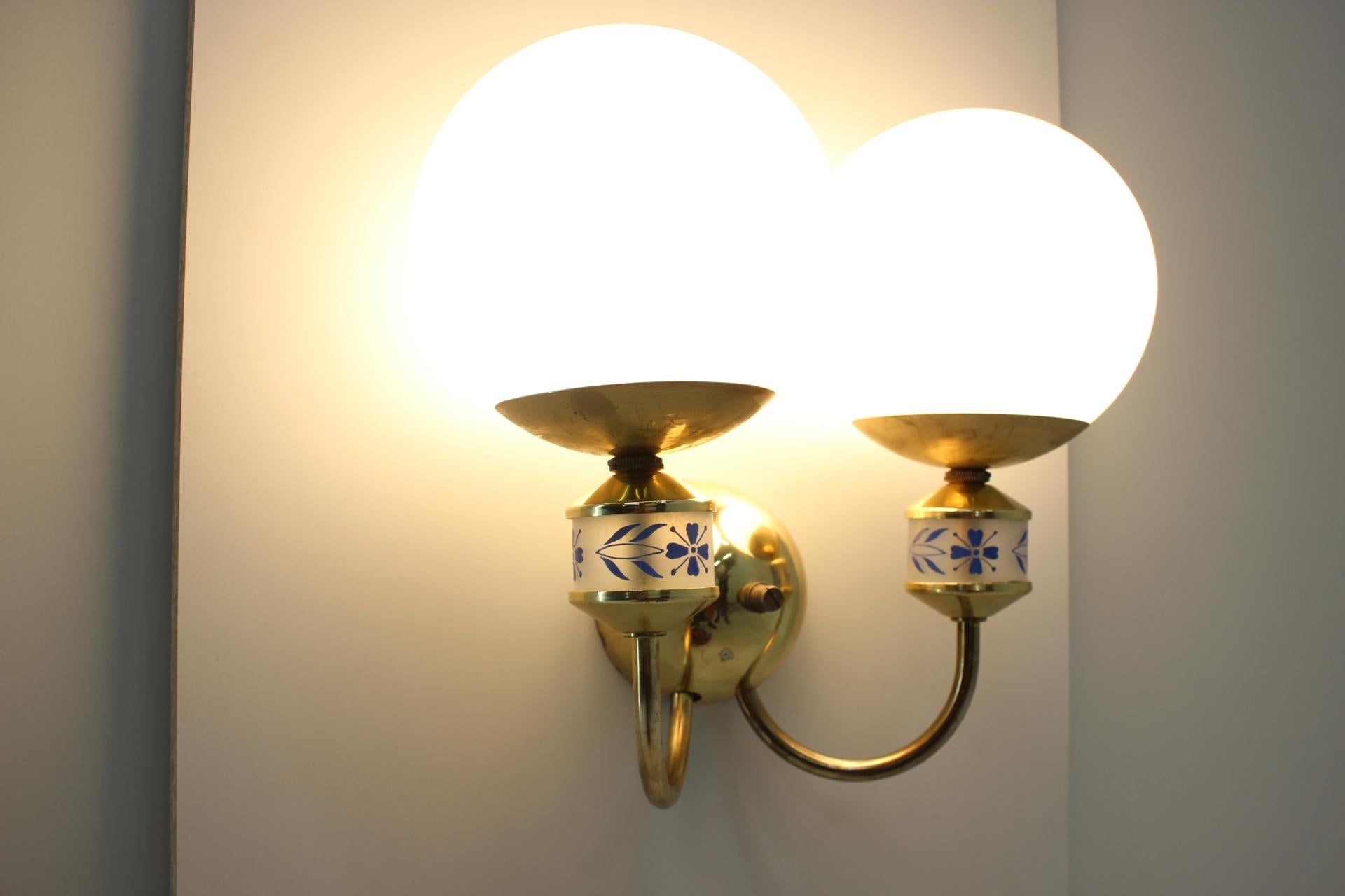 Mid-Century Modern Paire de Lampes Murales ou Appliques en Laiton de Style Milieu du Siècle, 1970 en vente