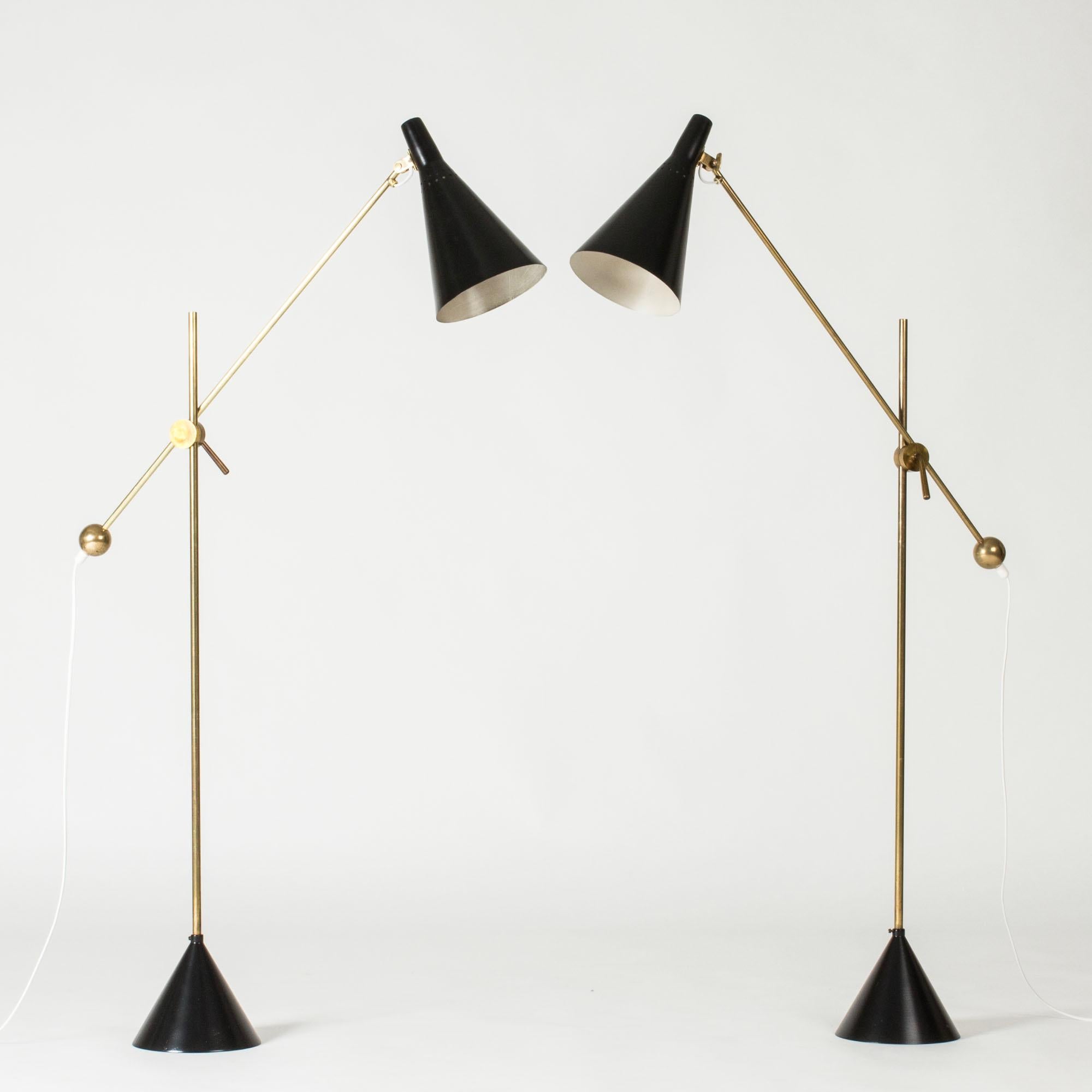 Scandinave moderne Paire de lampadaires en laiton du milieu du siècle par Tapio Wirkkala pour Idman Oy en vente