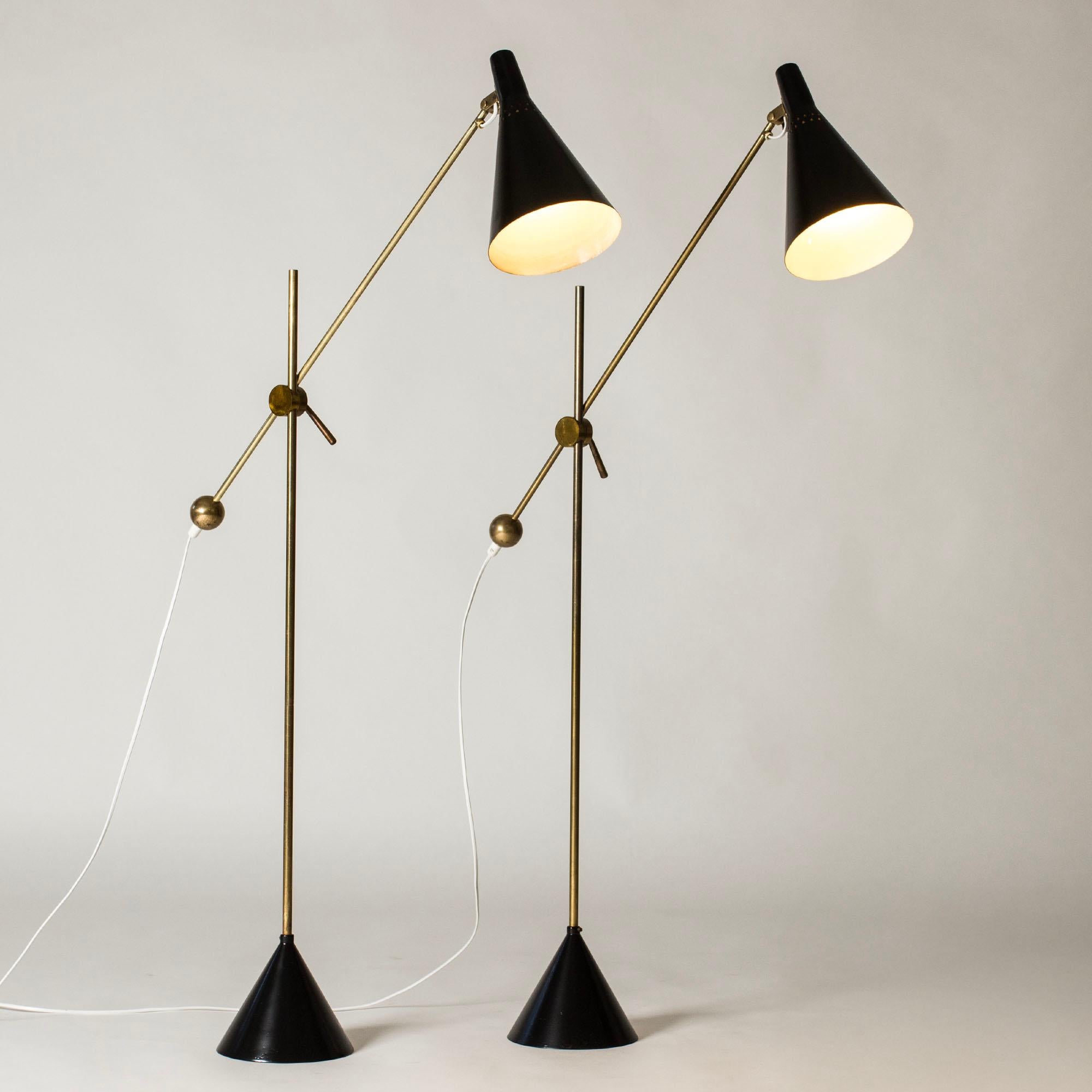 Finlandais Paire de lampadaires en laiton du milieu du siècle par Tapio Wirkkala pour Idman Oy en vente