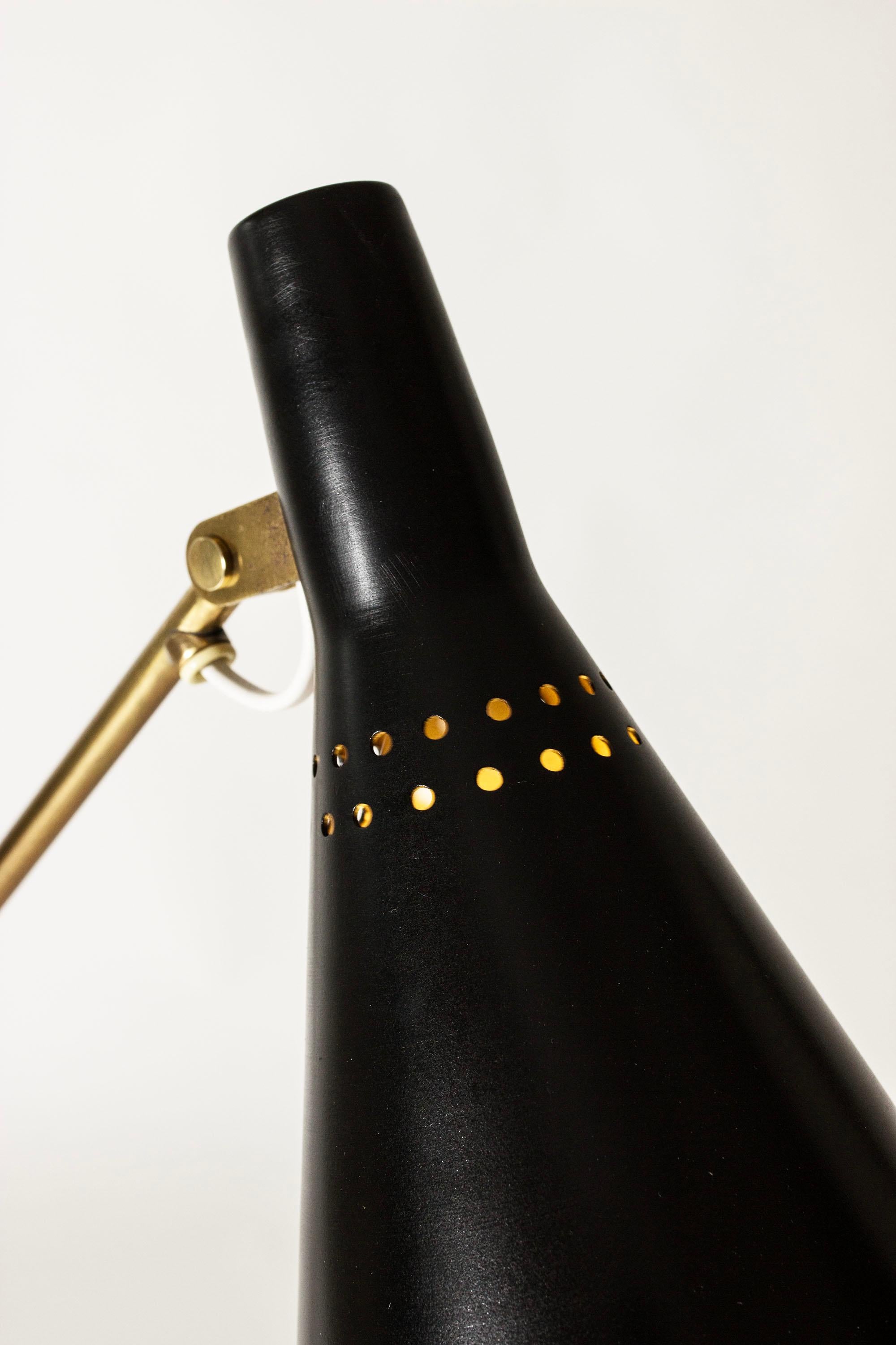 Laqué Paire de lampadaires en laiton du milieu du siècle par Tapio Wirkkala pour Idman Oy en vente