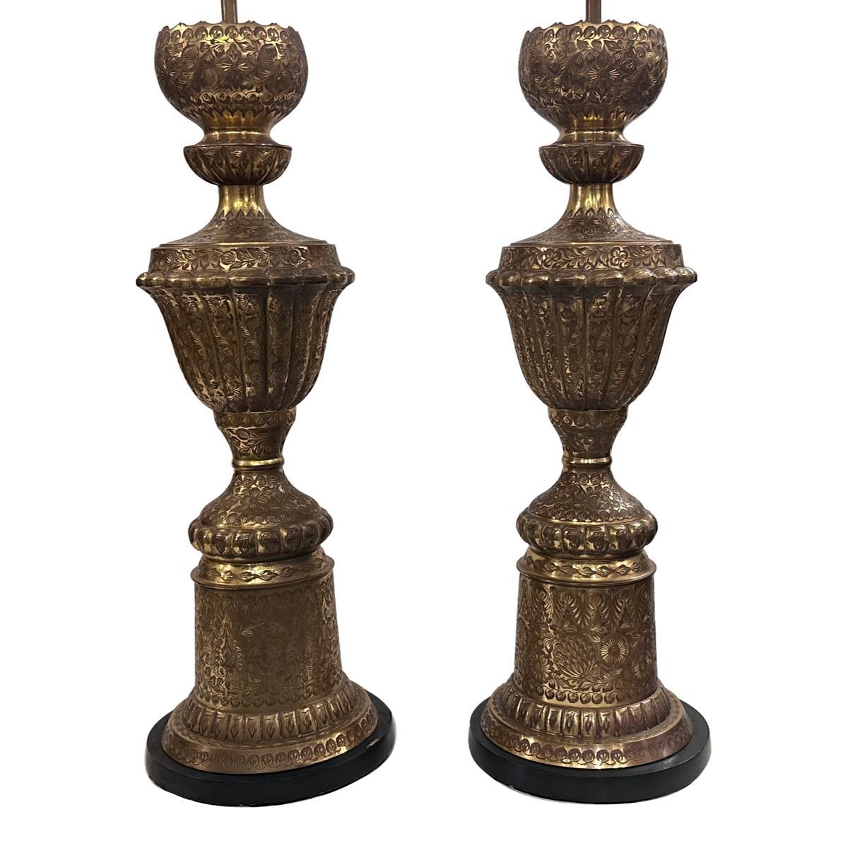 Paire de grandes lampes en bronze gravé du Moyen-Orient, datant des années 1950, avec motif de feuillage.

Mesures :
Hauteur du corps : 26