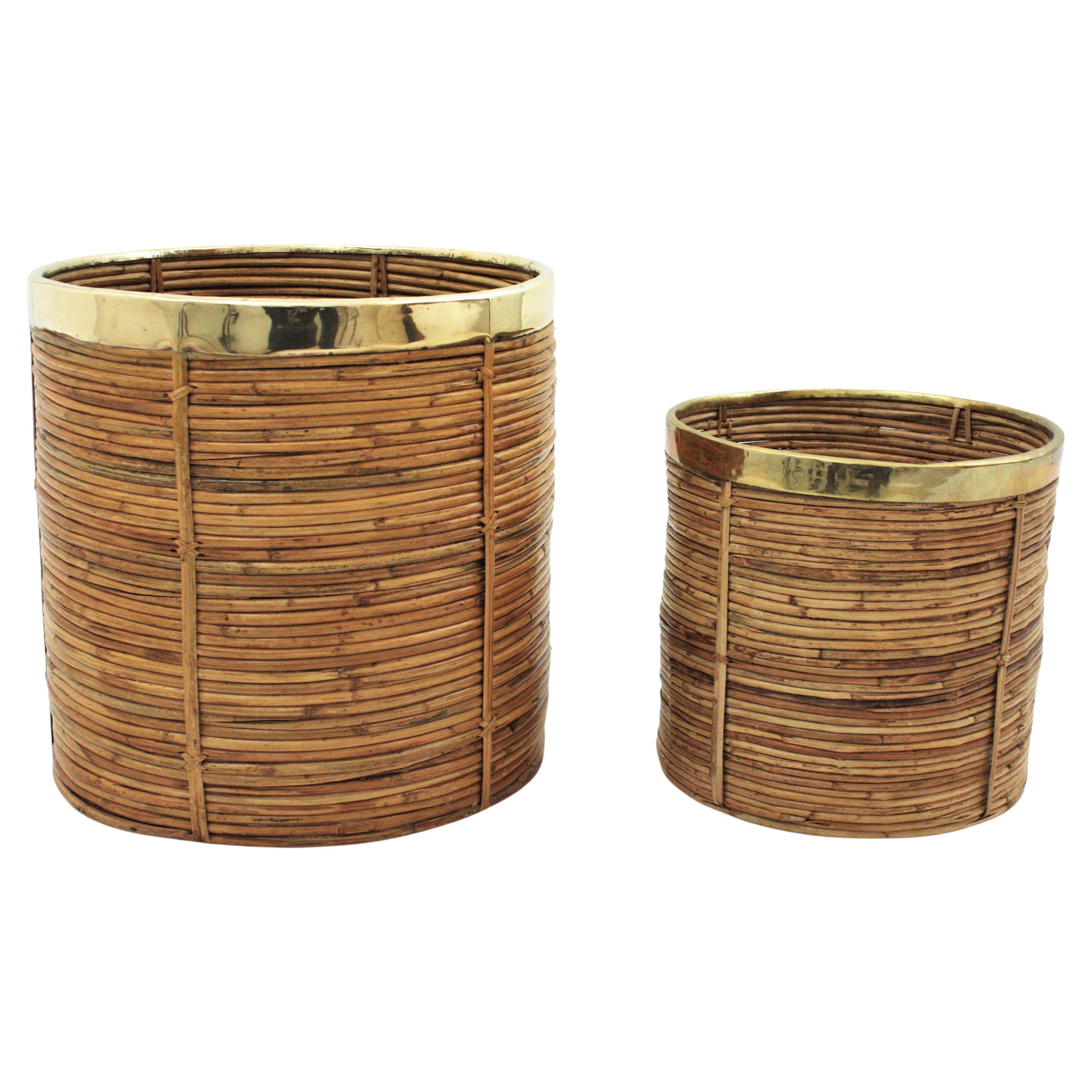 Beautiful set of two Mid-Century Modern decorative brass and rattan large planters or baskets. Handcrafted in Italy, 1970s.
Round shape with gilded brass rim. Inspired on Gabriella Crespi designs.
Both are large planters, one of them is a smaller