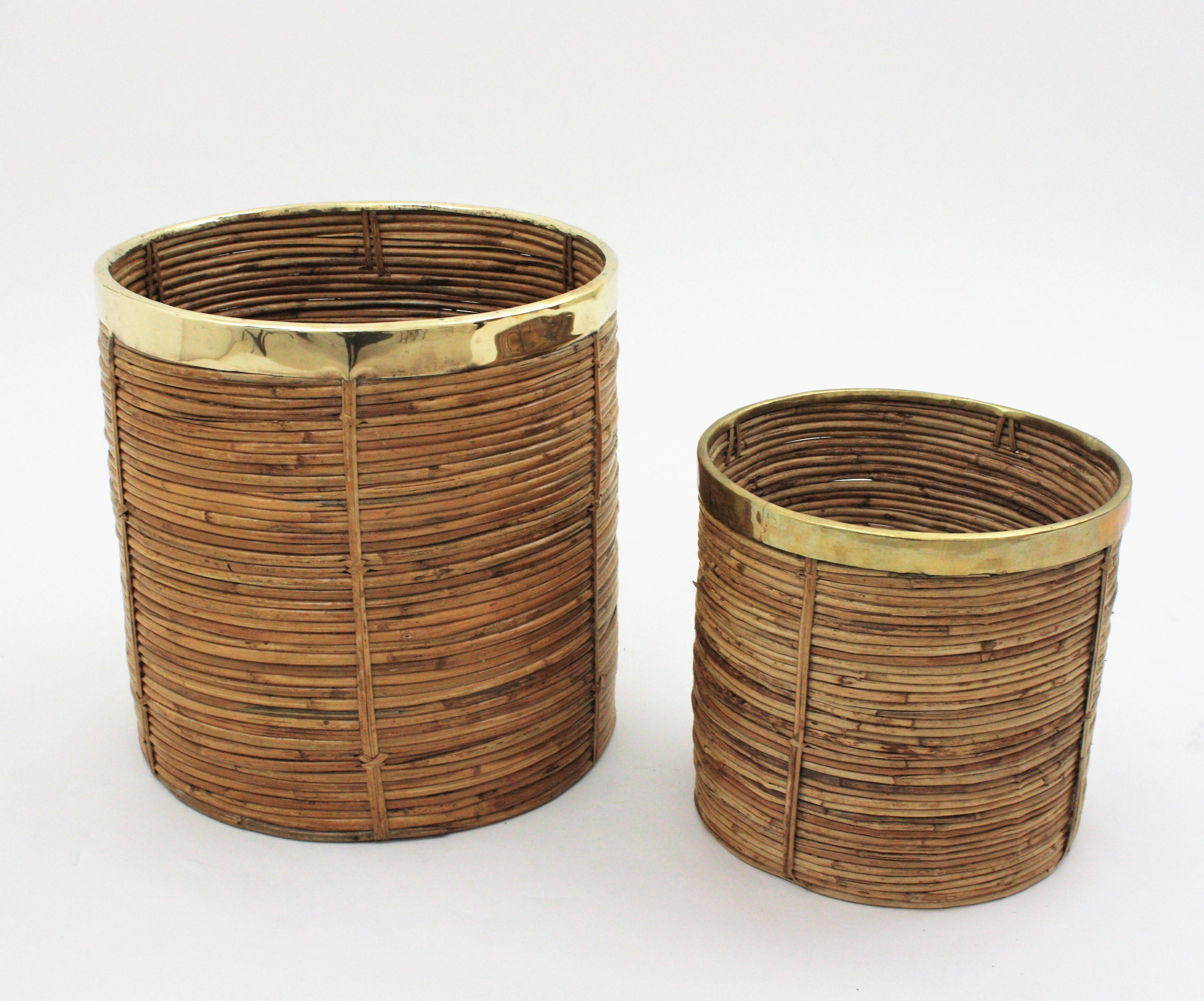 Pair of Mid-Century Brass & Rattan Bamboo Round Planters or Baskets, 1970s In Good Condition For Sale In Barcelona, ES