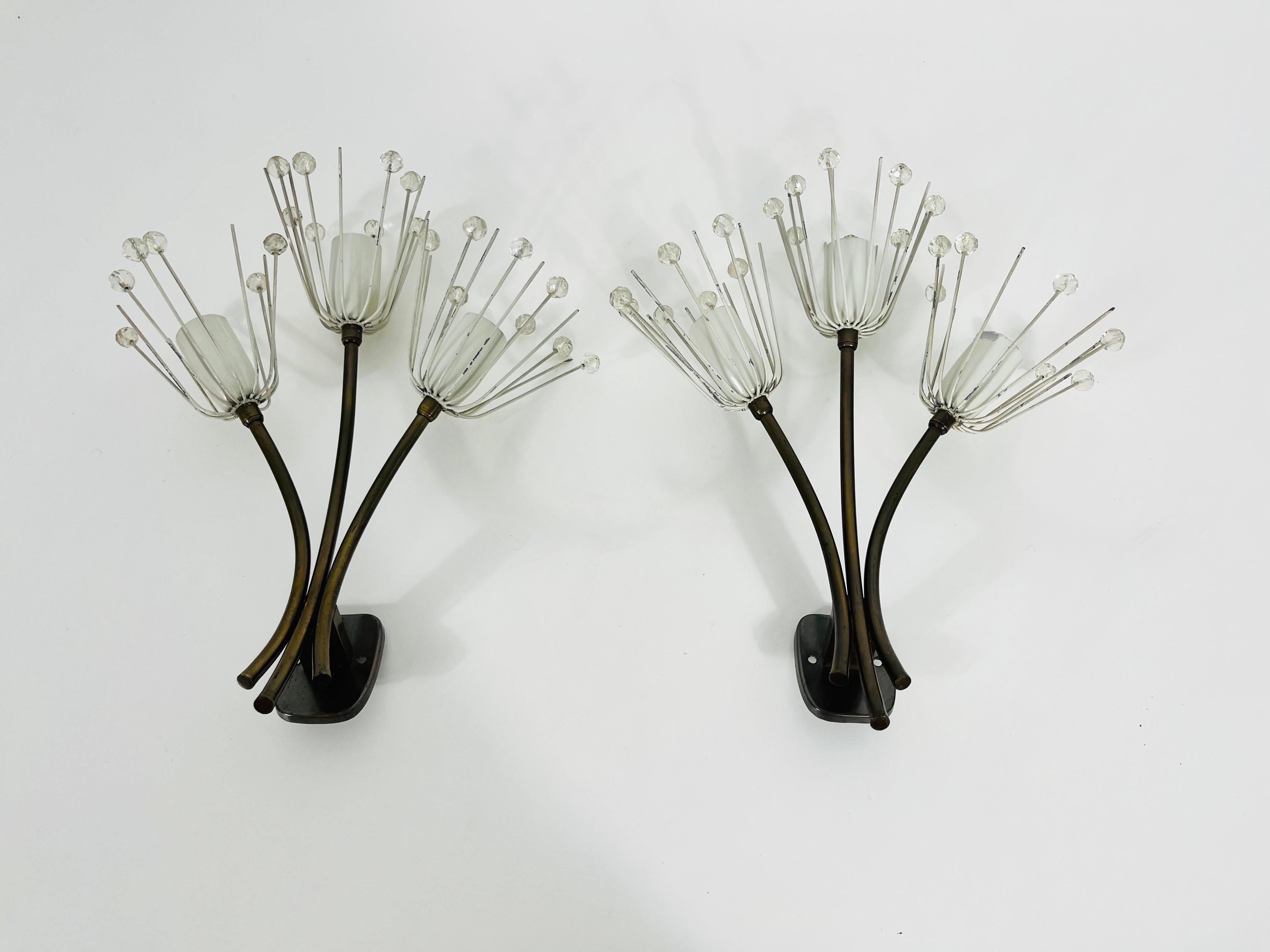 Ein schönes Paar Wandlampen aus Messing, hergestellt von Emil Stejnar für Rupert Nikoll, Österreich in den 1960er Jahren. Das Paar hat ein erstaunliches Midcentury-Design. Er ist aus Messing und kleinen Gläsern gefertigt und passt perfekt in ein