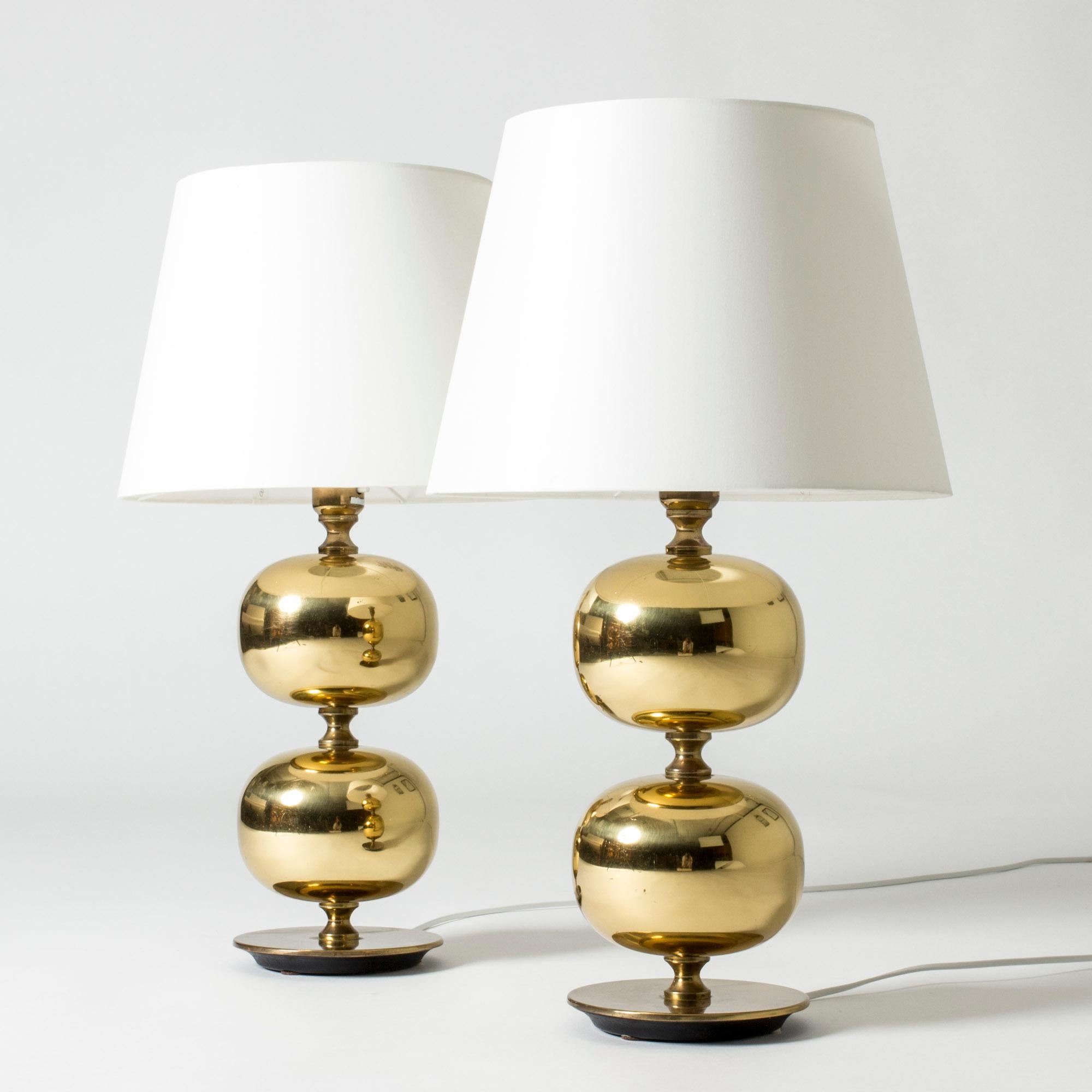 Pair of beautiful bulbous brass table lamps by Henrik Blomqvist for Tranås Stilarmatur. Large size.

The model was designed in 1959, when Henrik Blomqvist was creative director at Tranås Stilarmatur. They quickly became a design classic that were