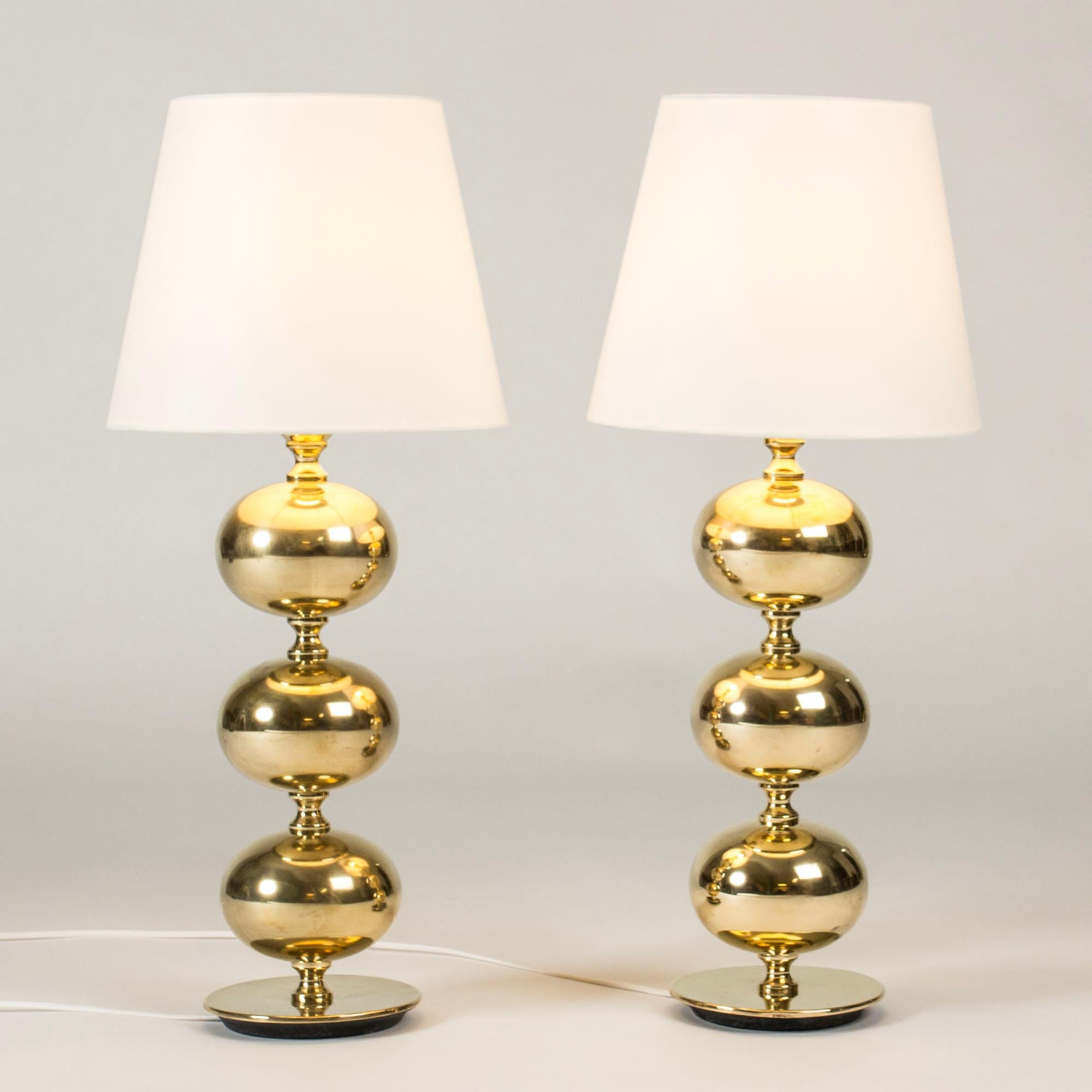 Paire de lampes de table en laiton à bulbe de Henrik Blomqvist pour Tranås Stilarmatur. Grande taille.

Le modèle a été conçu en 1959, lorsque Henrik Blomqvist était directeur de la création à Tranås Stilarmatur. Elles sont rapidement devenues un