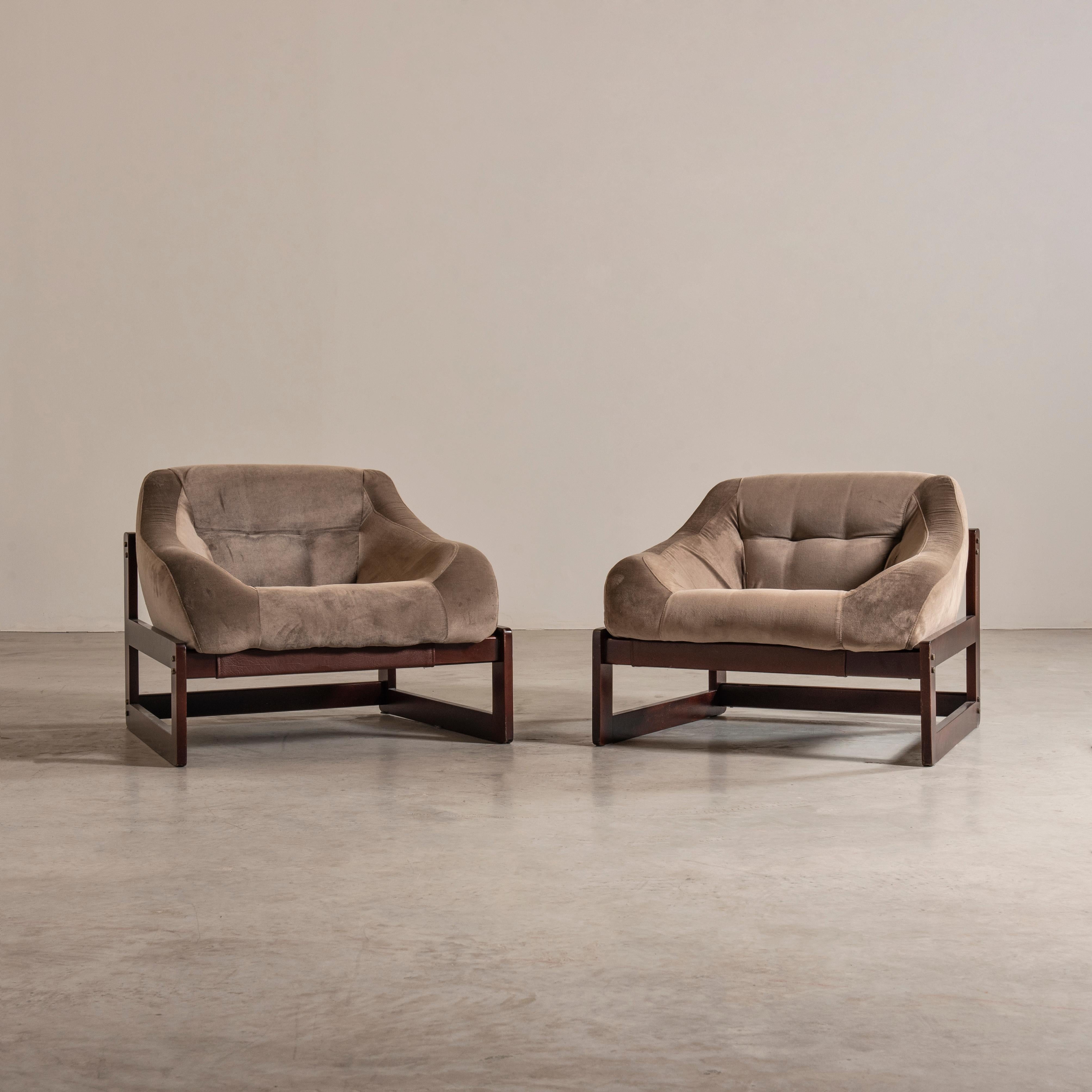 Cette paire de fauteuils, créée dans les années 1970 par le designer Percival Lafer, est extrêmement confortable et est capable d'apporter un sens de la personnalité et du style à n'importe quel décor. La structure est en bois de Jatoba et l'assise
