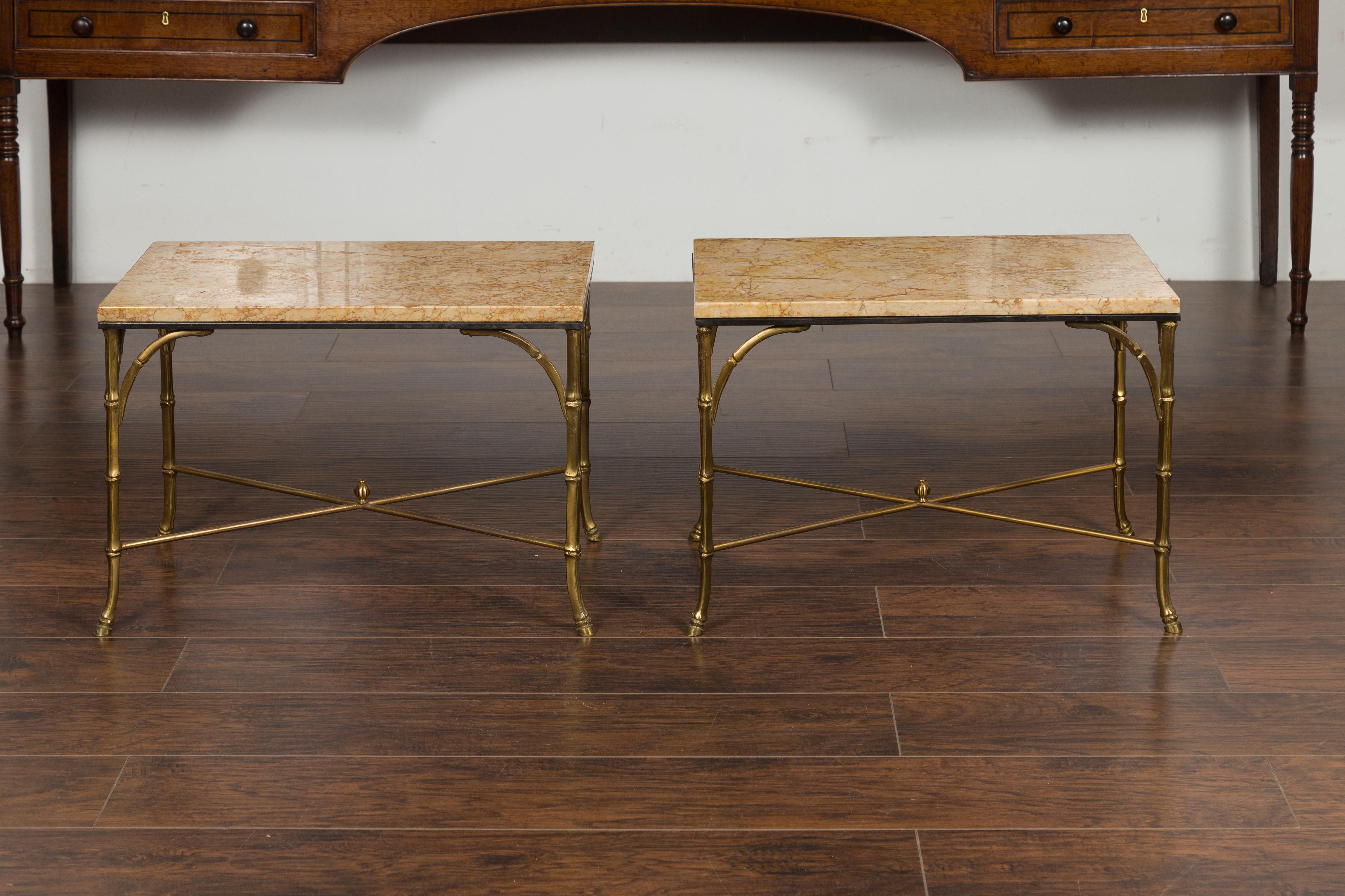 Paire de tables basses d'appoint en bronze du milieu du siècle dernier avec plateau en marbre et bases en faux bambou en vente 3