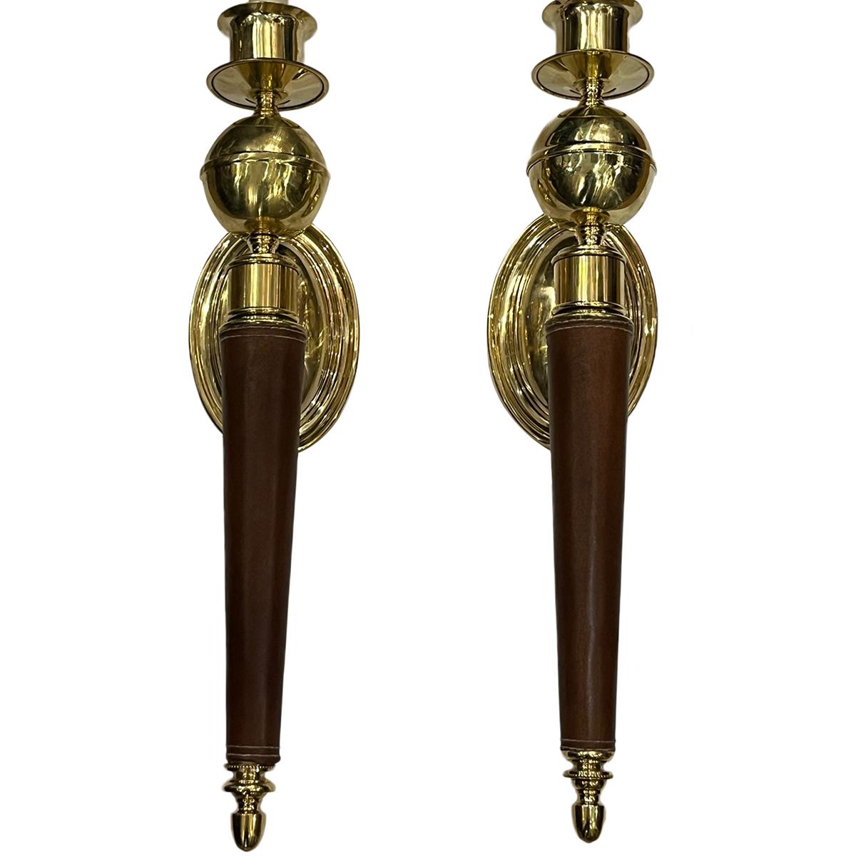 Pareja de apliques franceses de bronce y cuero de hacia 1960.

Medidas:
Altura: 22
Anchura: 4,5
Profundidad: 5