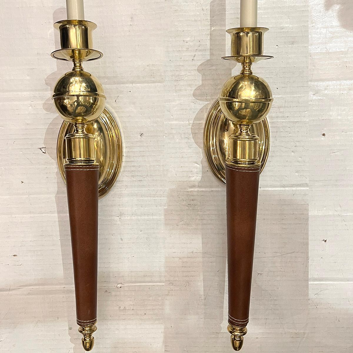 Pareja de Apliques de Bronce de Mediados de Siglo con Cuero Francés en venta