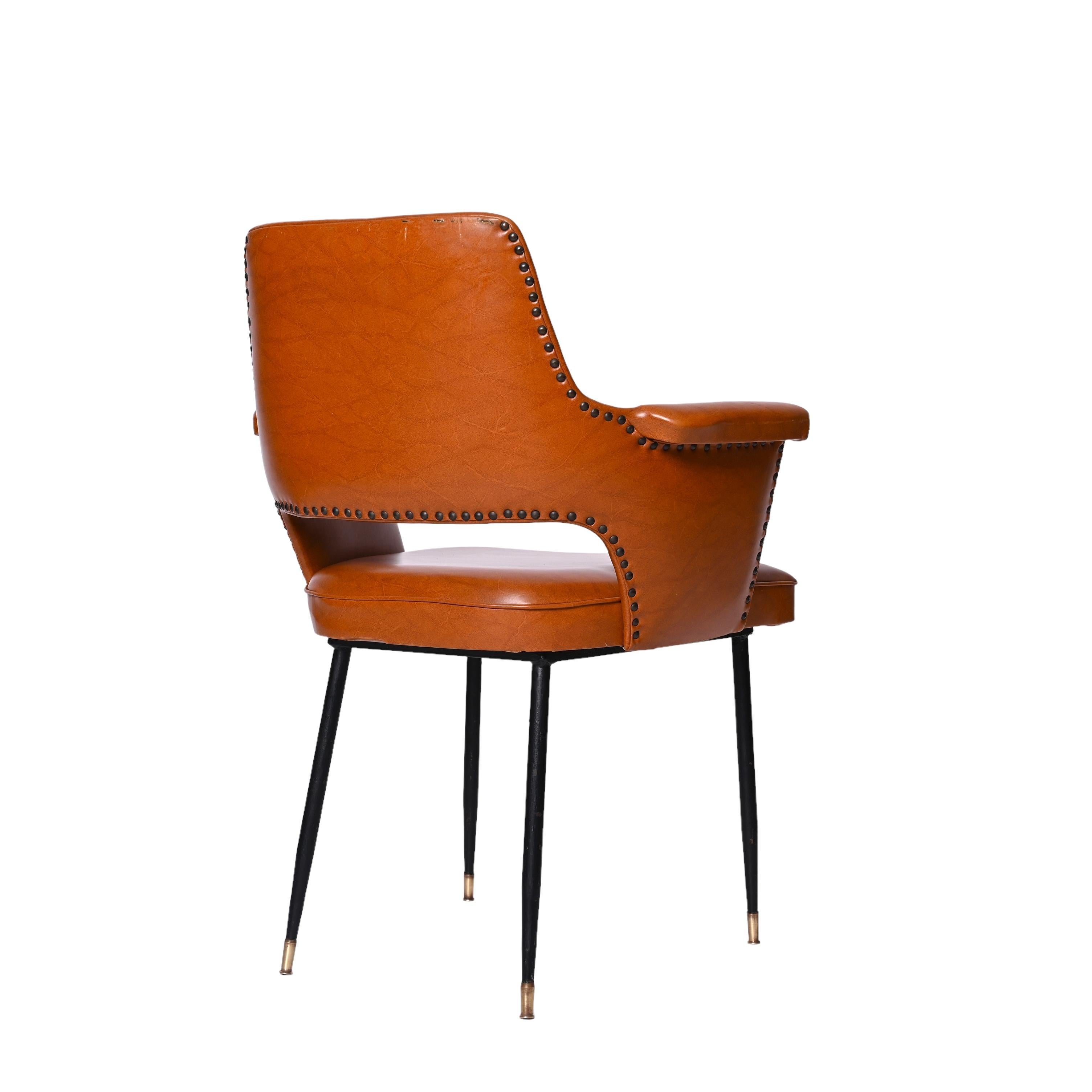 Paire de fauteuils en similicuir brun, laiton et métal, Andre Motte, Italie, années 1950 en vente 4
