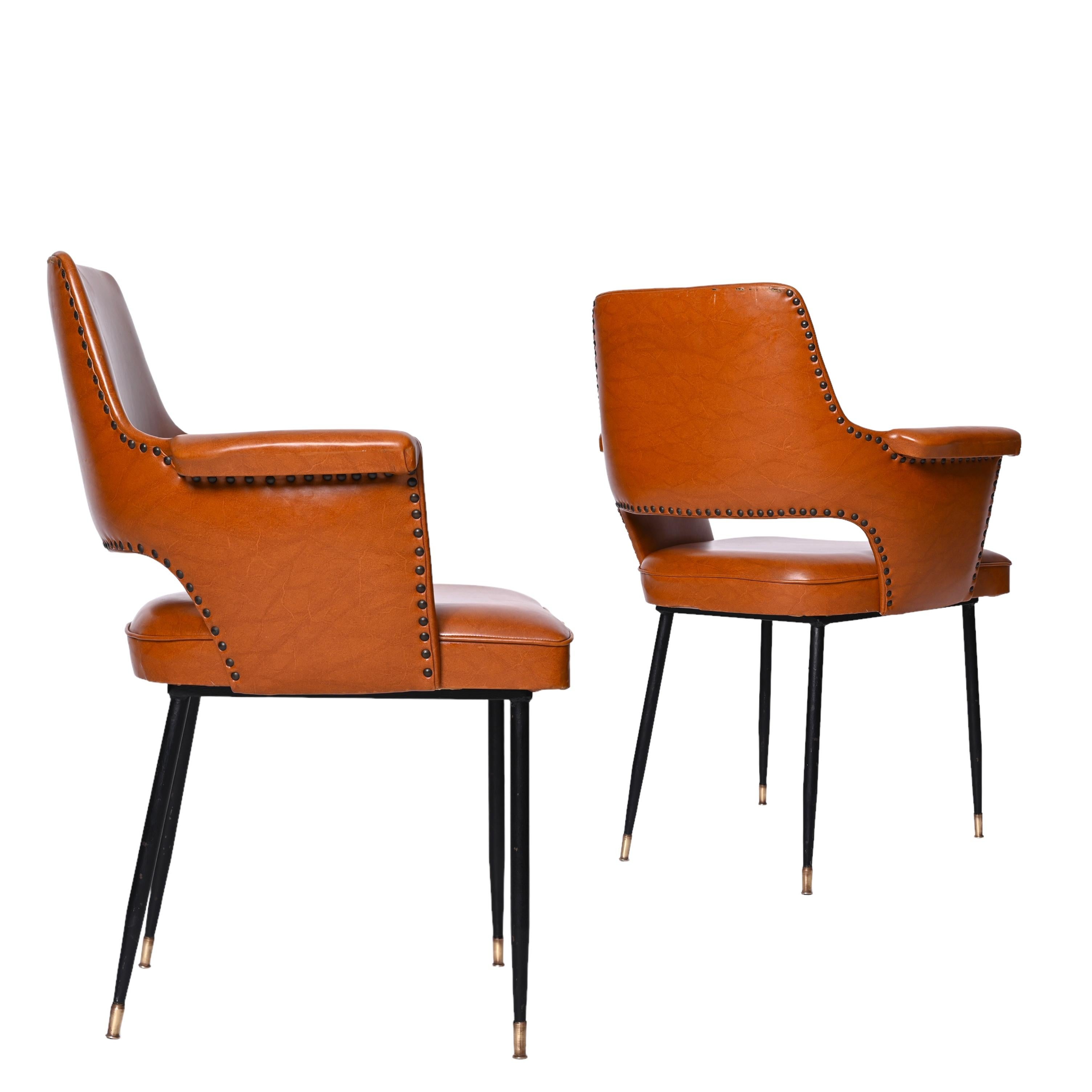 Merveilleuse paire de fauteuils en similicuir marron du milieu du siècle dernier. Ces pièces fantastiques ont été conçues en Italie dans les années 1950 et inspirées par le travail d'Andre Motte

Cette paire de fauteuils est fantastique comme en