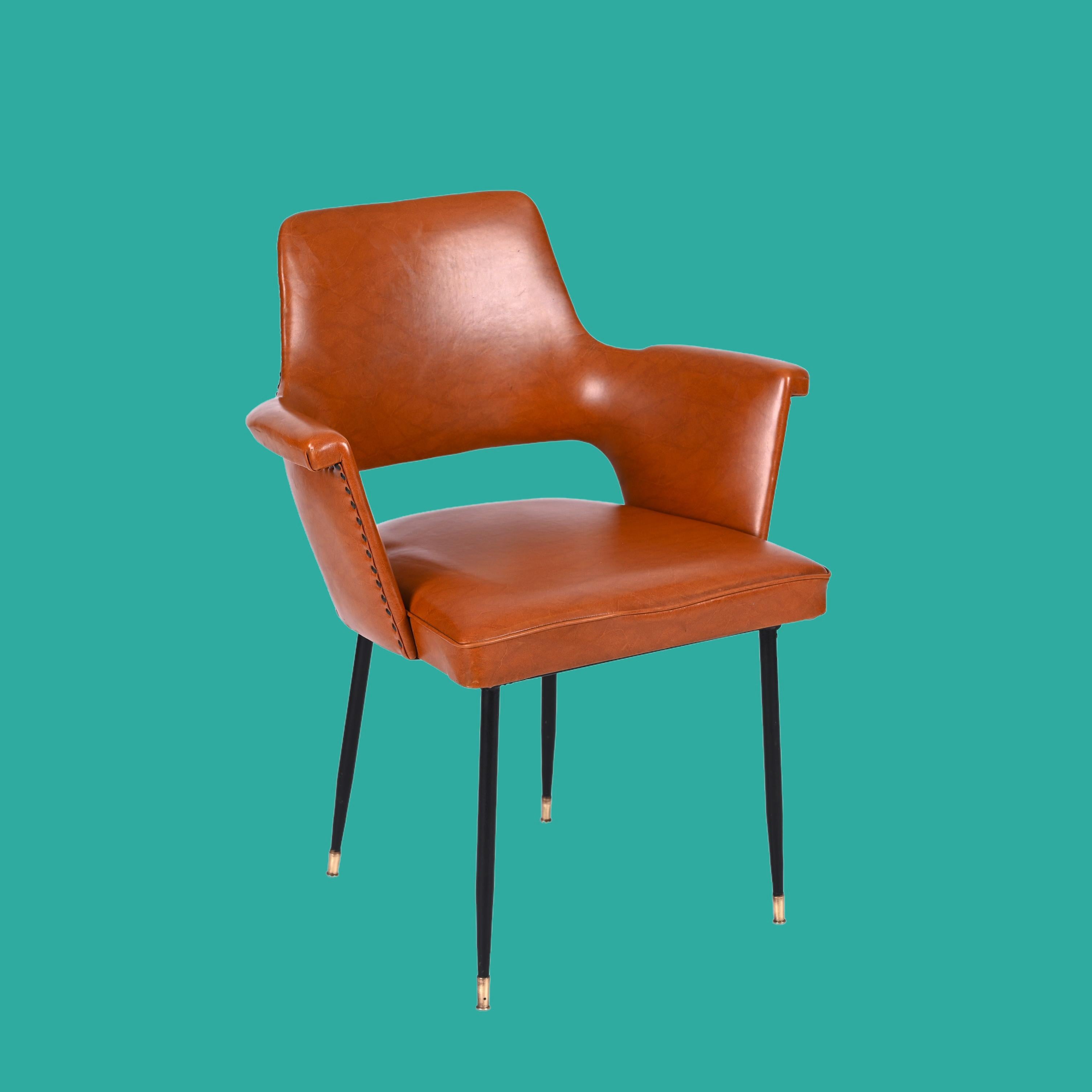 20ième siècle Paire de fauteuils en similicuir brun, laiton et métal, Andre Motte, Italie, années 1950 en vente