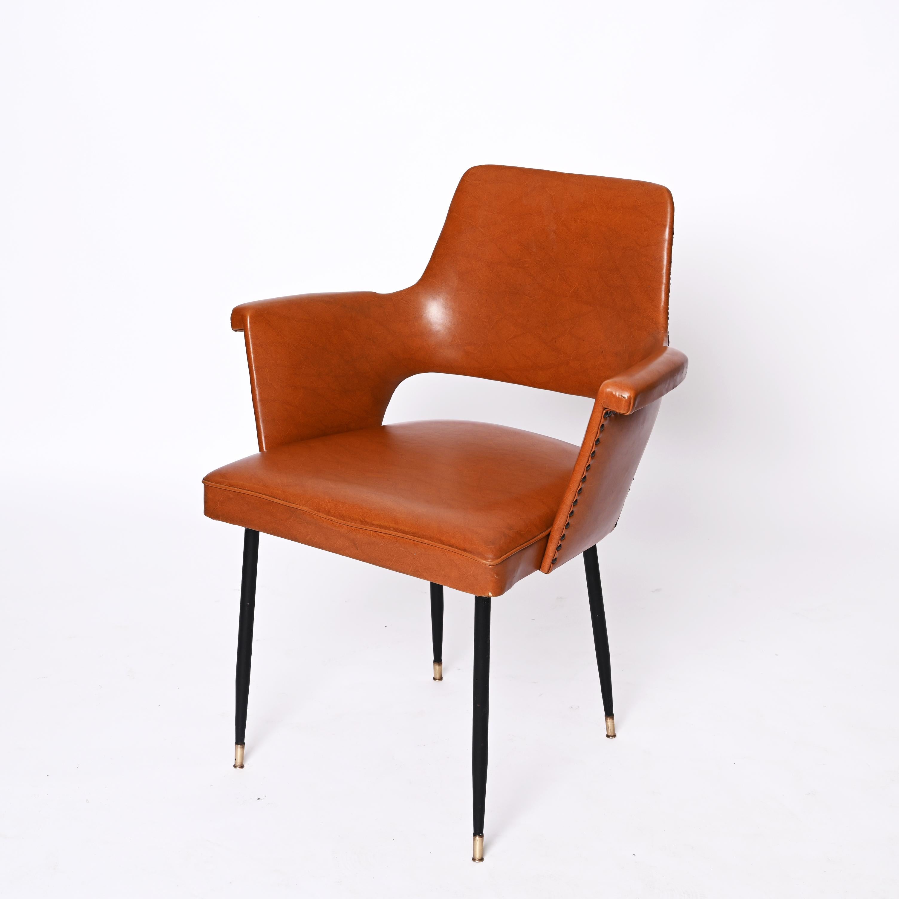 Paire de fauteuils en similicuir brun, laiton et métal, Andre Motte, Italie, années 1950 en vente 1