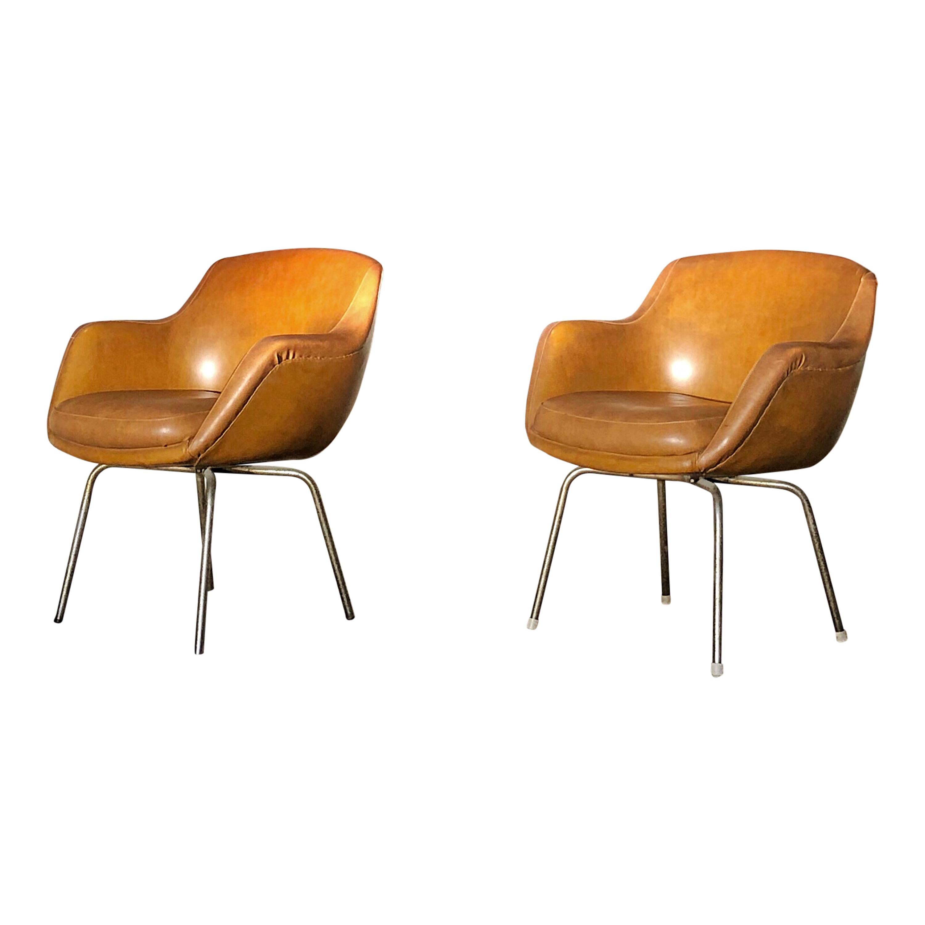Set of two leather armchairs in the style of Arne Jacobsen manufactured in Italy in the 1960s.
Danish Mid-Century Modern style.