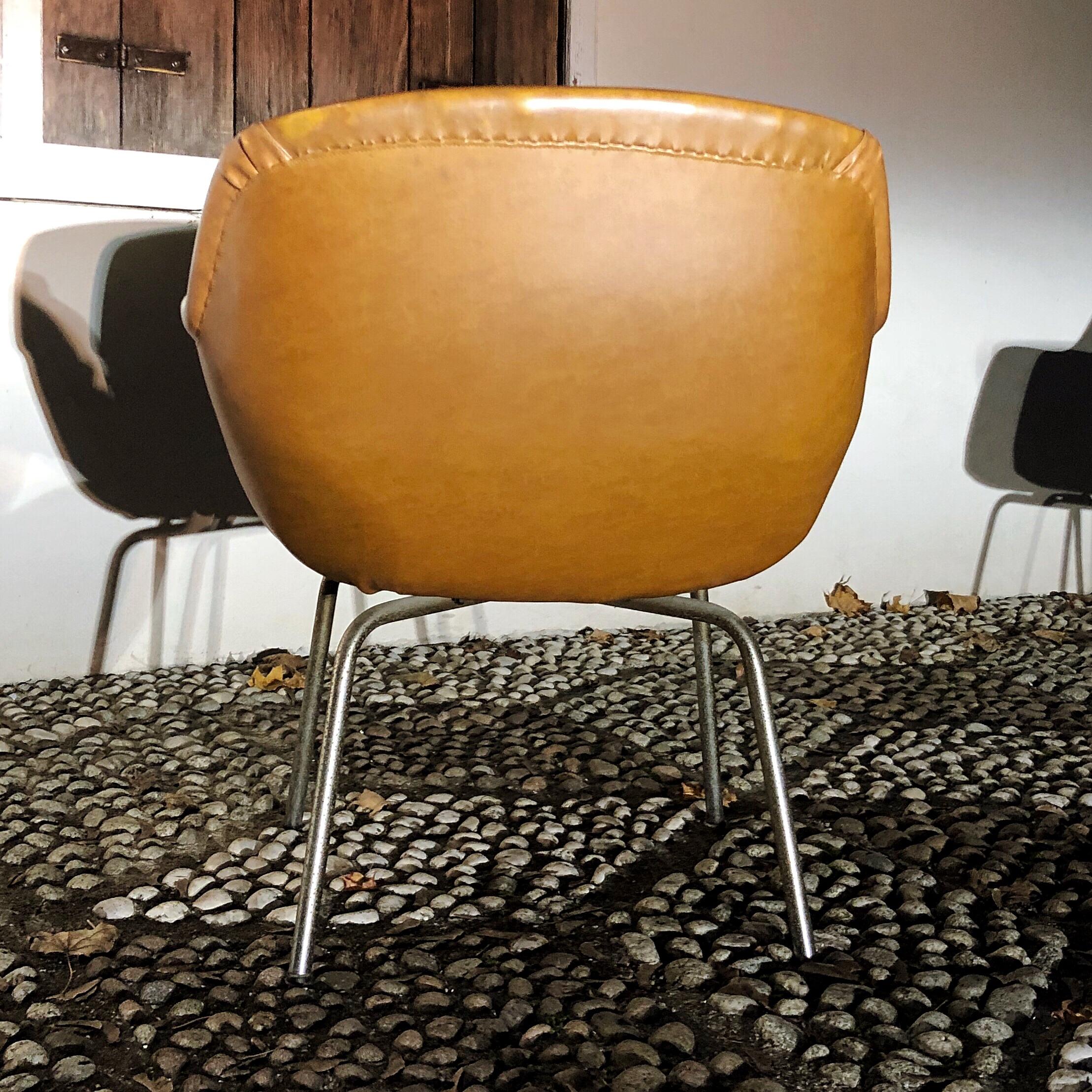 Italian Pair of Midcentury Brown Leather Armchairs in the Style of Arne Jacobsen, 1960s For Sale