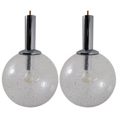 Coppia di pendenti a globo in vetro a bolle d'aria del 1960 di Glashütte Limburg, Germania
