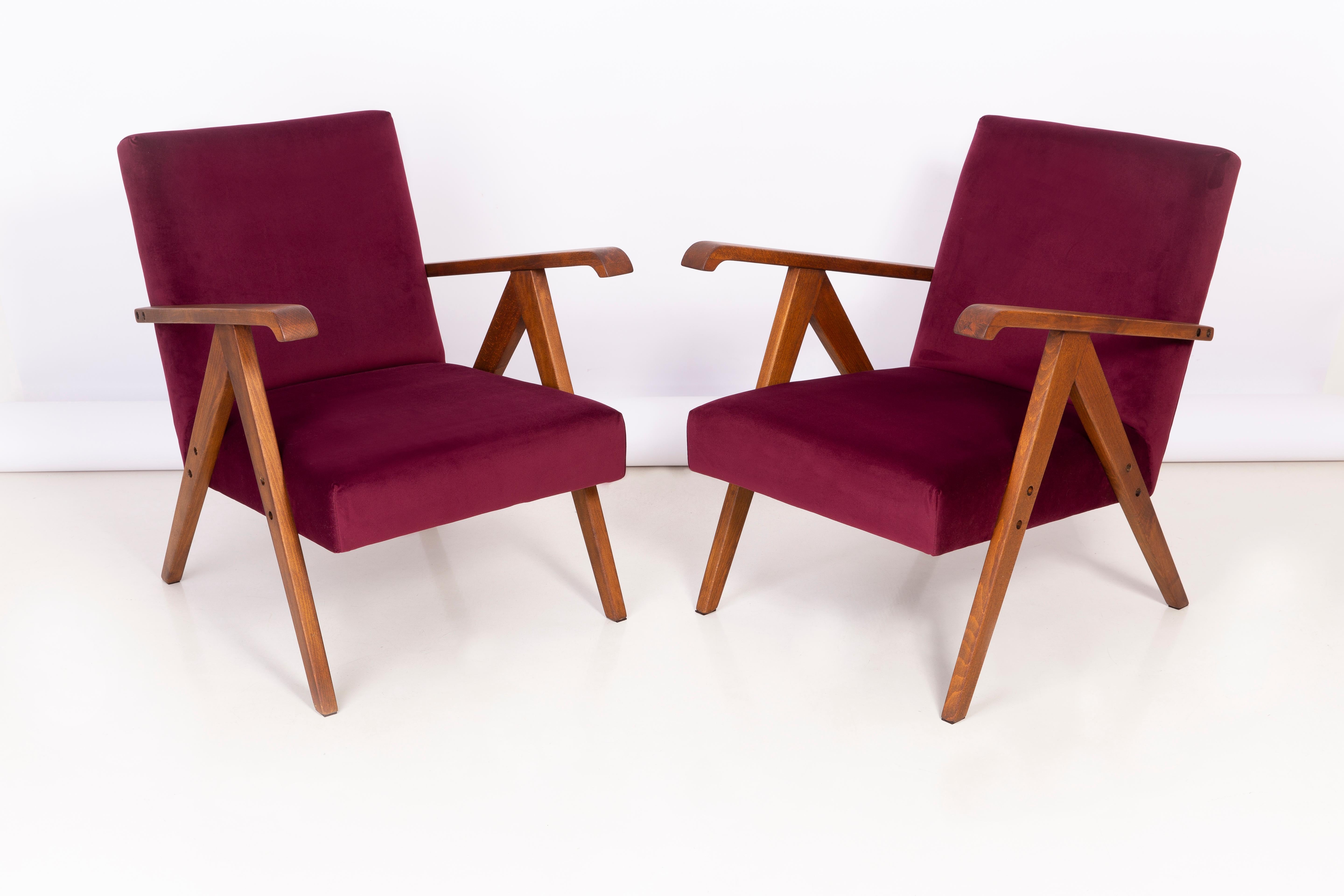 Un magnifique fauteuil restauré, conçu par Henryk Lis. Meubles après rénovation complète de la menuiserie et de la tapisserie d'ameublement. Le tissu qui recouvre le dossier et l'assise est un velours bordeaux de haute qualité (couleur 2932). Les