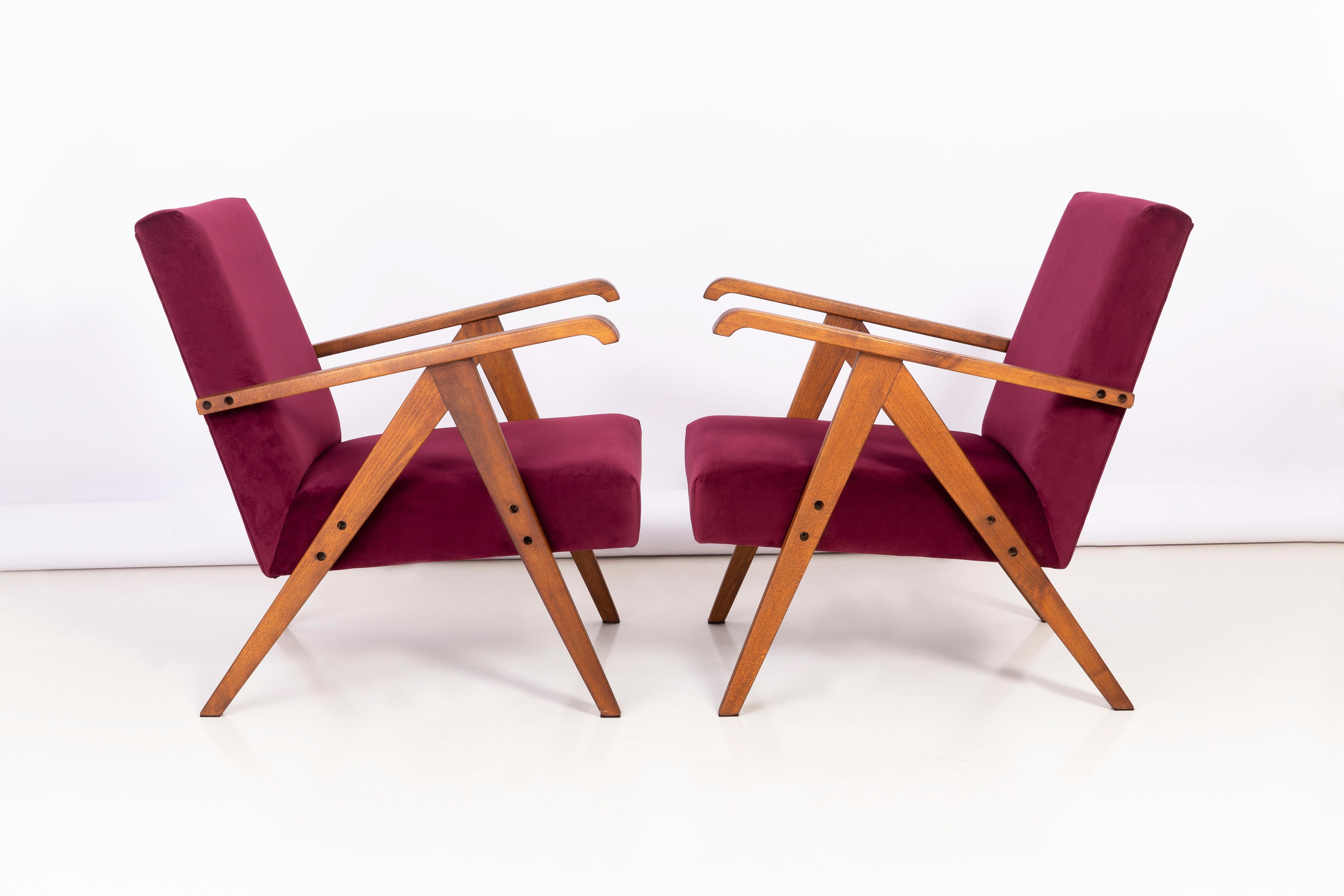 Mid-Century Modern Paire de fauteuils VAR en velours bourgogne du milieu du siècle, 1960 en vente