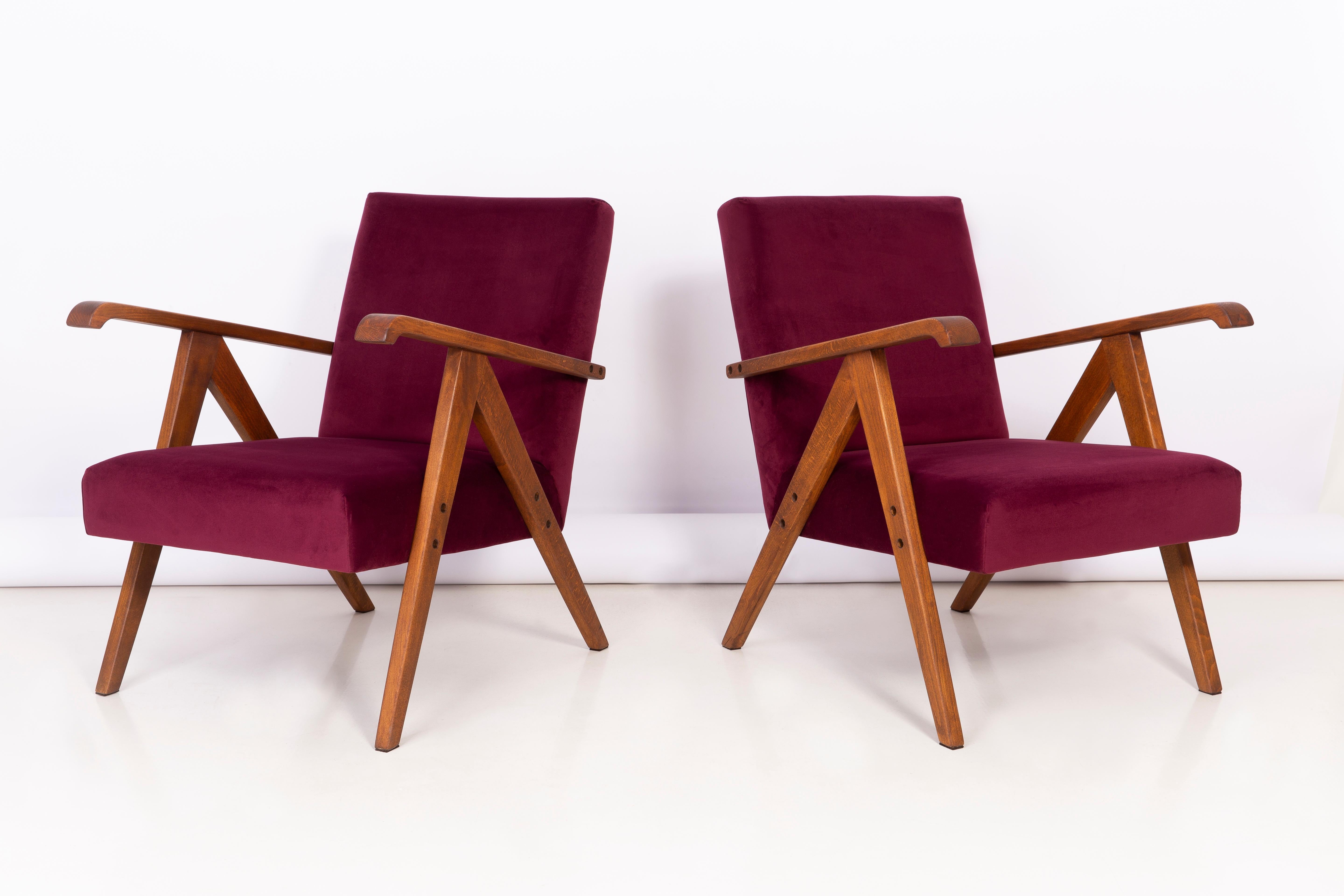 Polonais Paire de fauteuils VAR en velours bourgogne du milieu du siècle, 1960 en vente