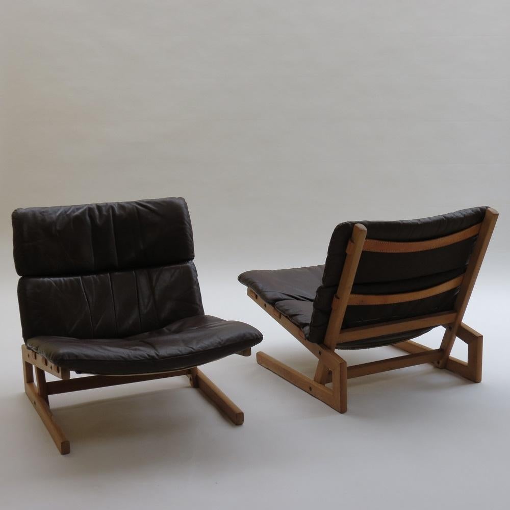Pair of Midcentury Cantilever Oak and Leather Chairs, 1960s In Good Condition In Stow on the Wold, GB