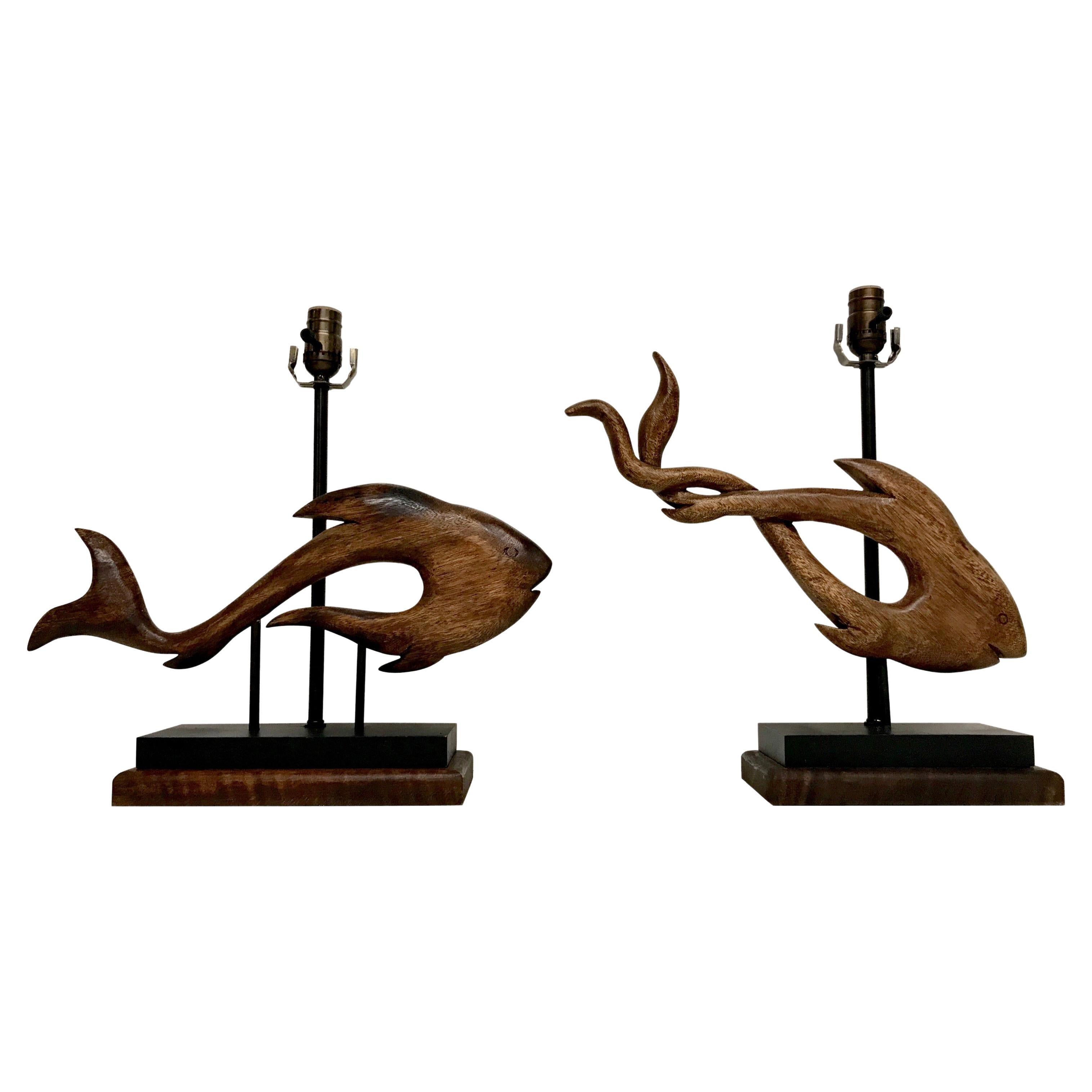 Ein Paar geschnitzte Holzfischskulpturen aus der Mitte des Jahrhunderts, jetzt als Lampen