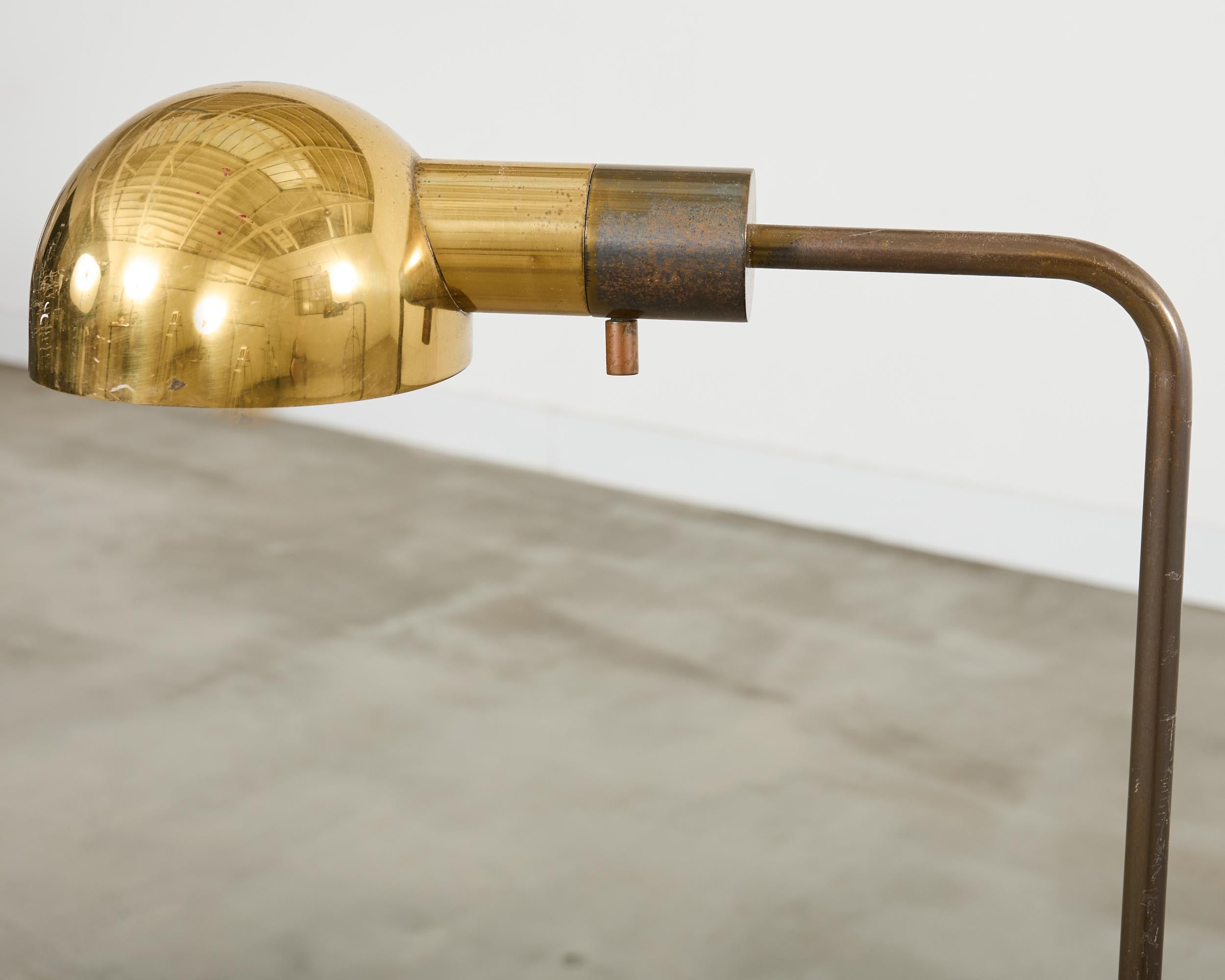 Pareja de lámparas de pie de farmacia de latón patinado Casella de mediados de siglo en venta 2