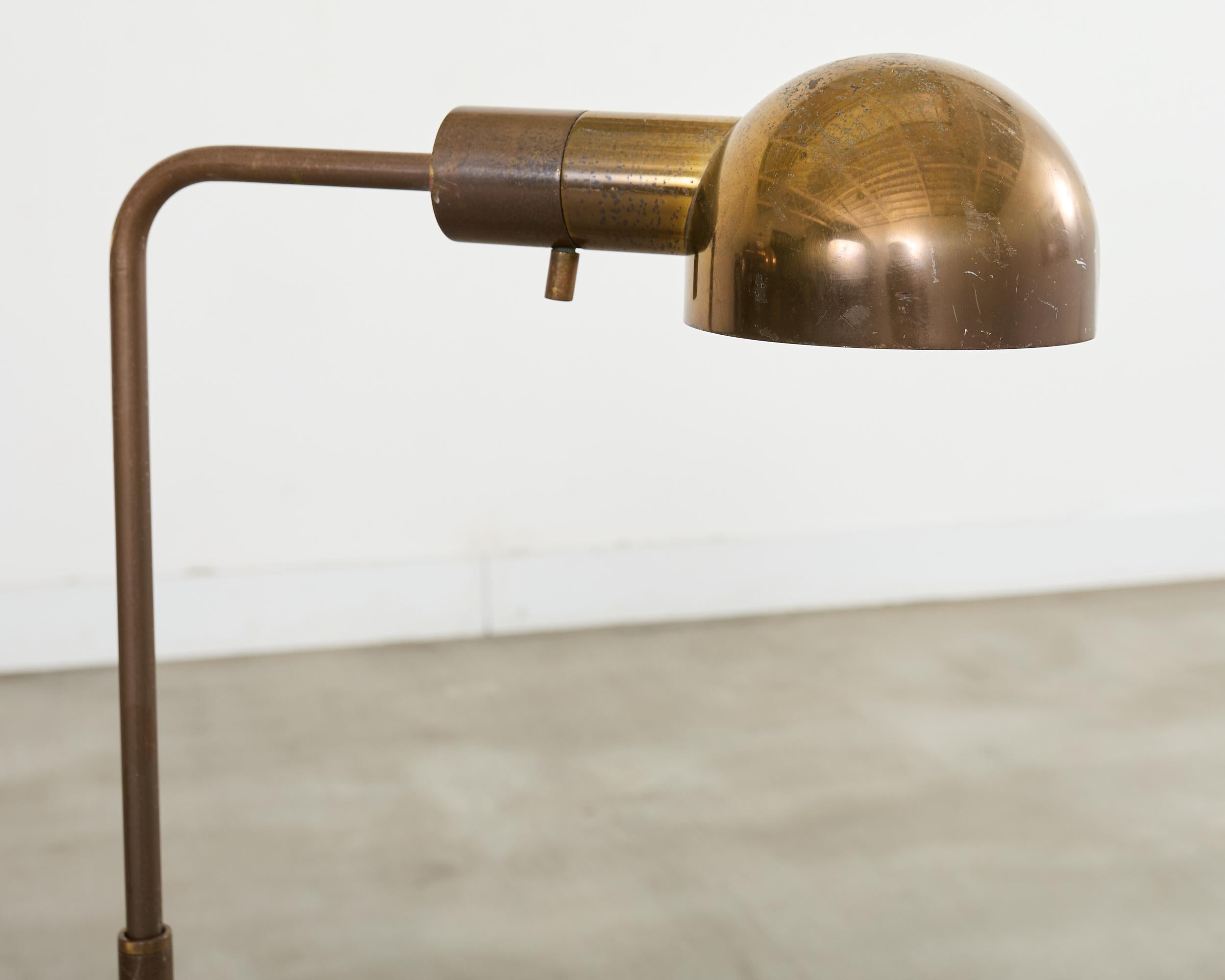 Pareja de lámparas de pie de farmacia de latón patinado Casella de mediados de siglo en venta 3