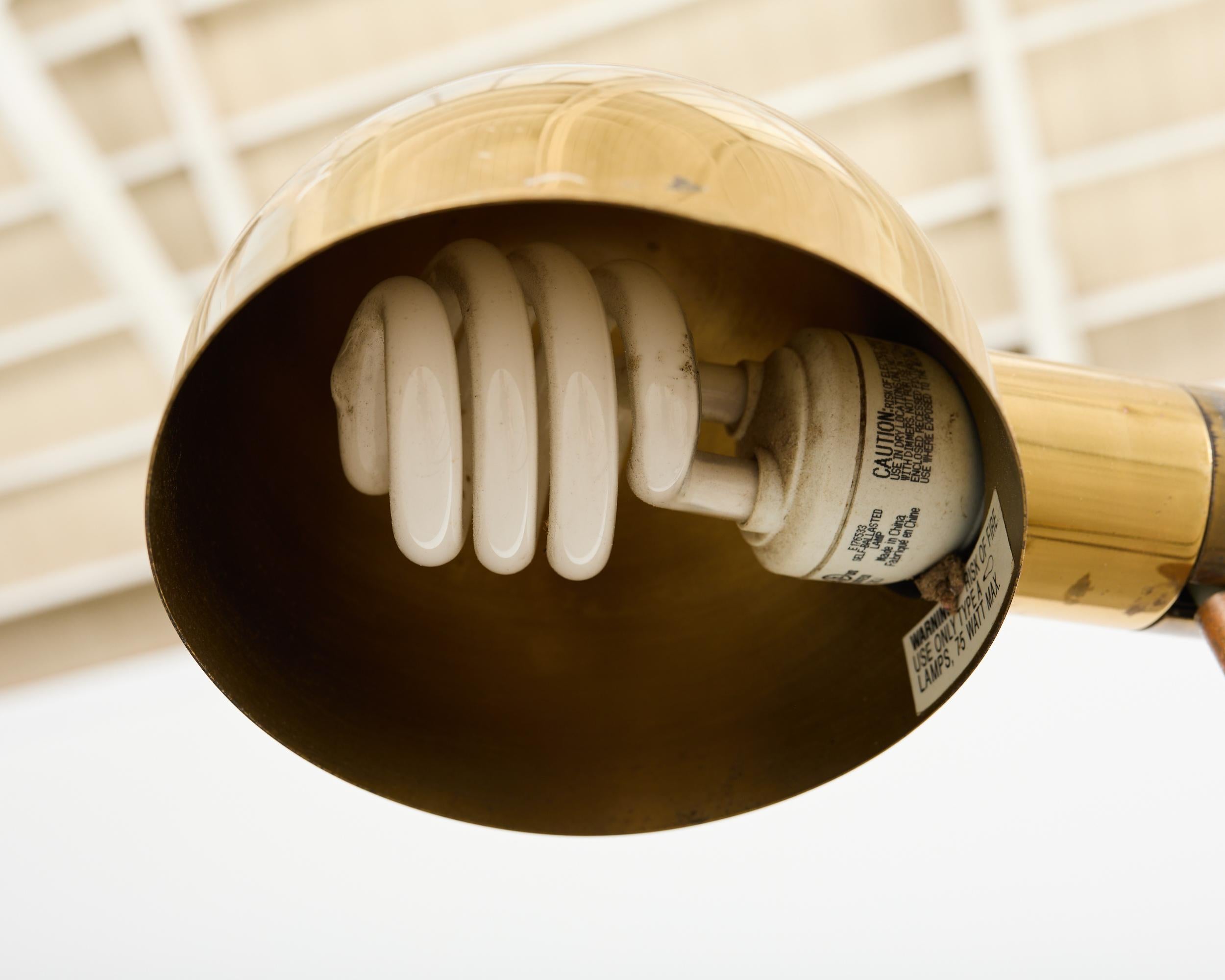 Pareja de lámparas de pie de farmacia de latón patinado Casella de mediados de siglo en venta 4