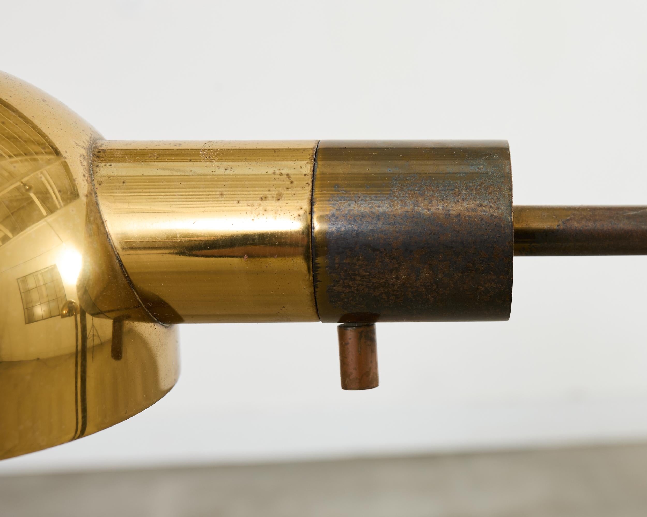 Pareja de lámparas de pie de farmacia de latón patinado Casella de mediados de siglo en venta 5