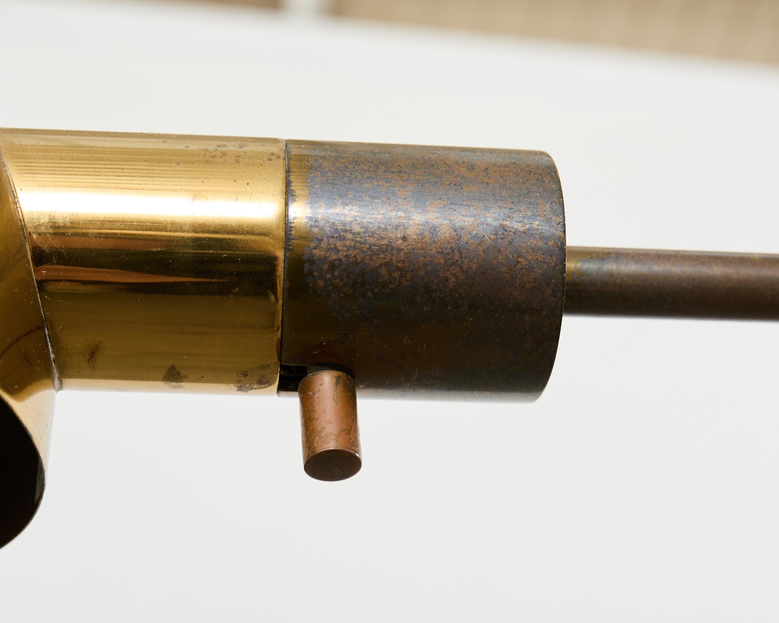 Pareja de lámparas de pie de farmacia de latón patinado Casella de mediados de siglo en venta 6