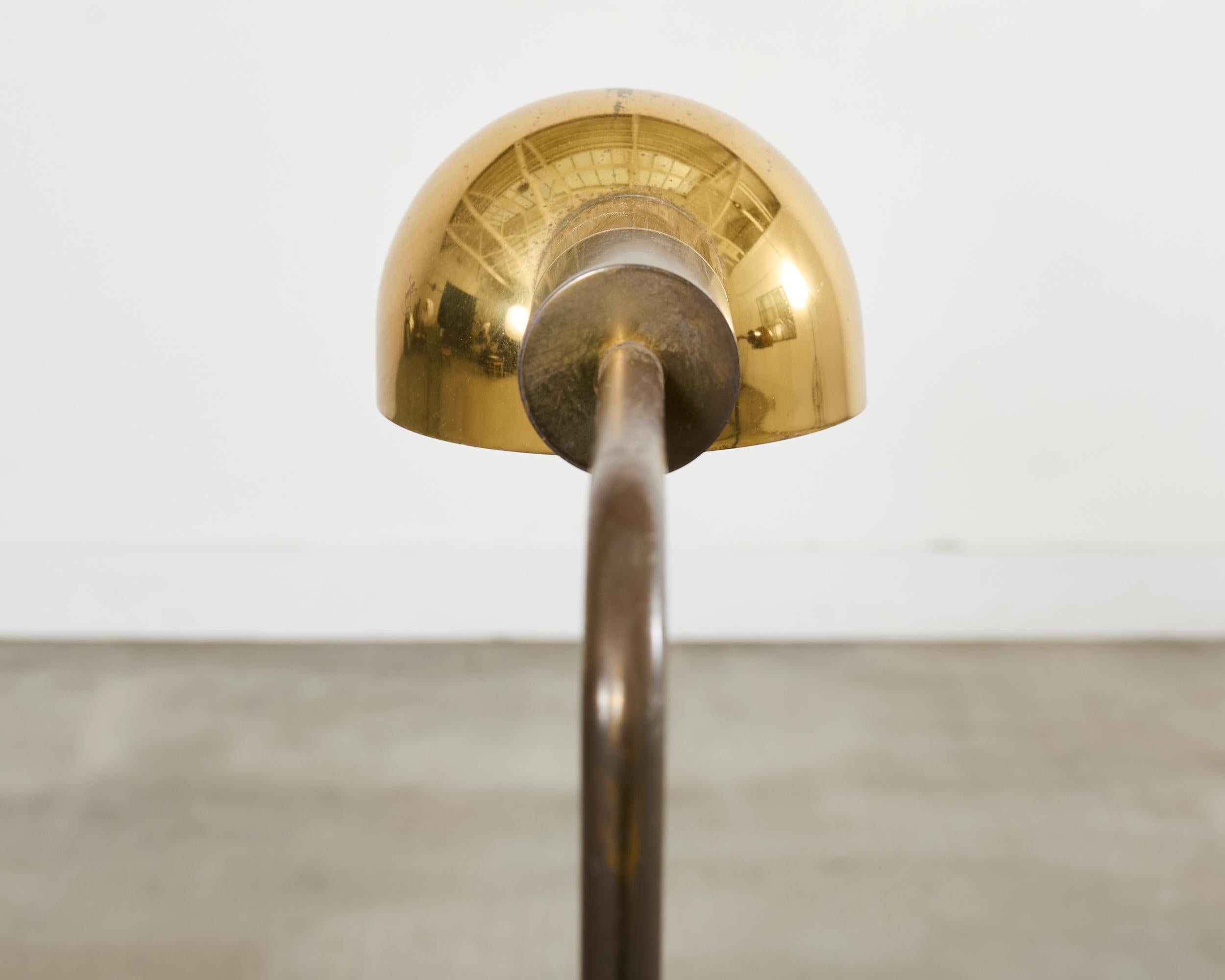 Pareja de lámparas de pie de farmacia de latón patinado Casella de mediados de siglo en venta 7