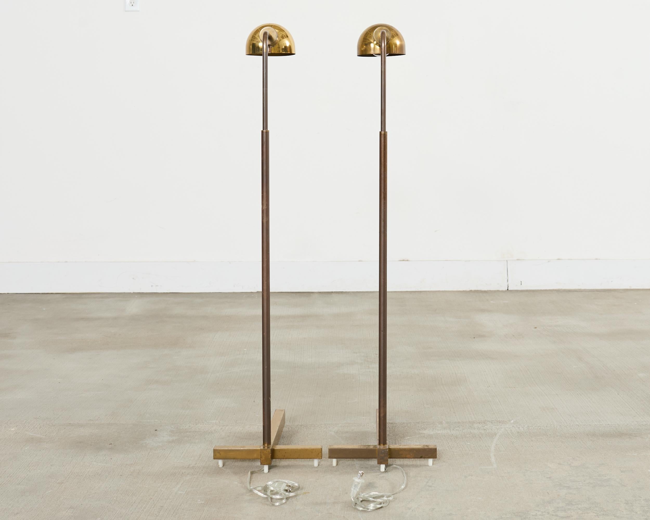 Pareja de lámparas de pie de farmacia de latón patinado Casella de mediados de siglo en venta 8