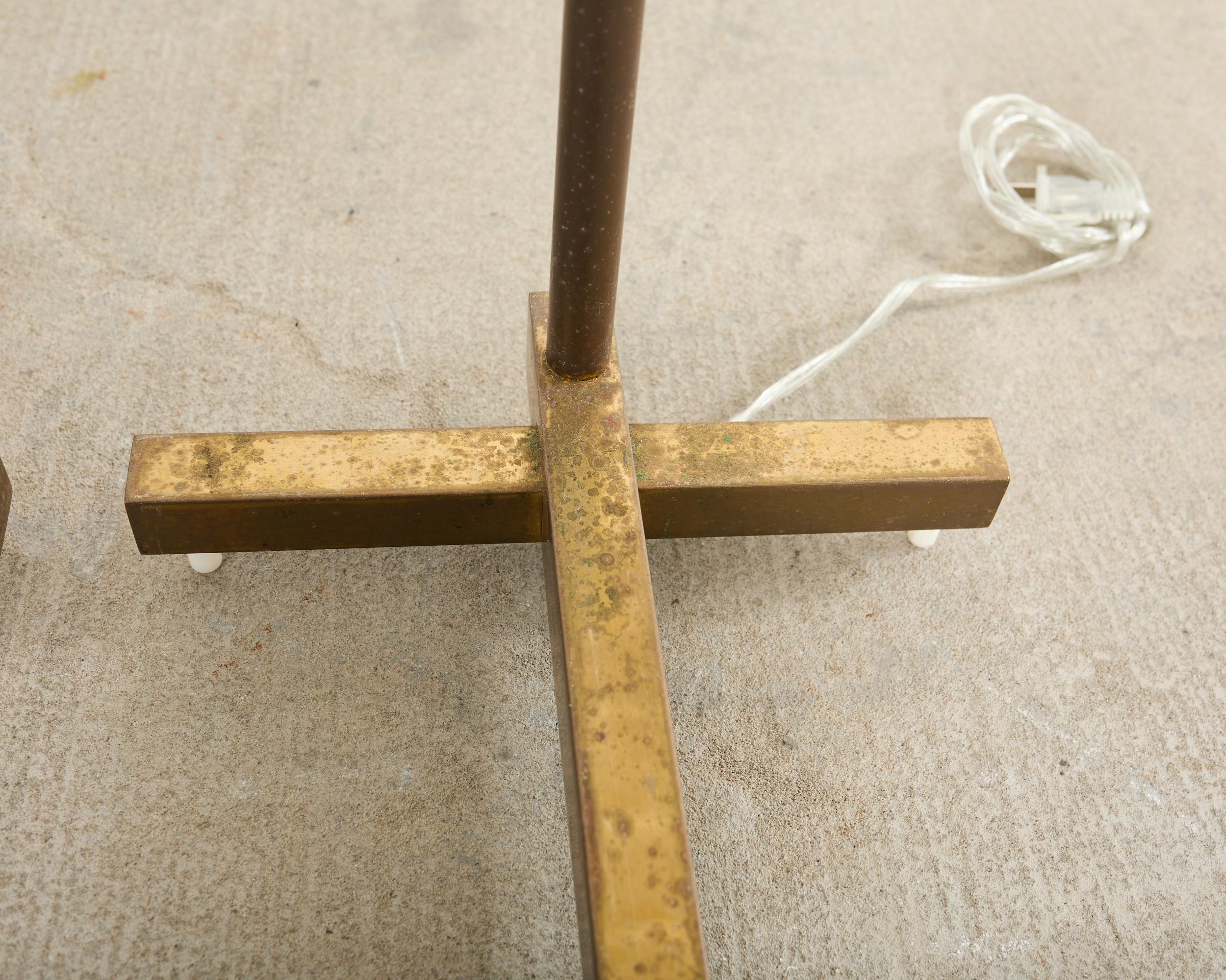 Pareja de lámparas de pie de farmacia de latón patinado Casella de mediados de siglo Latón en venta