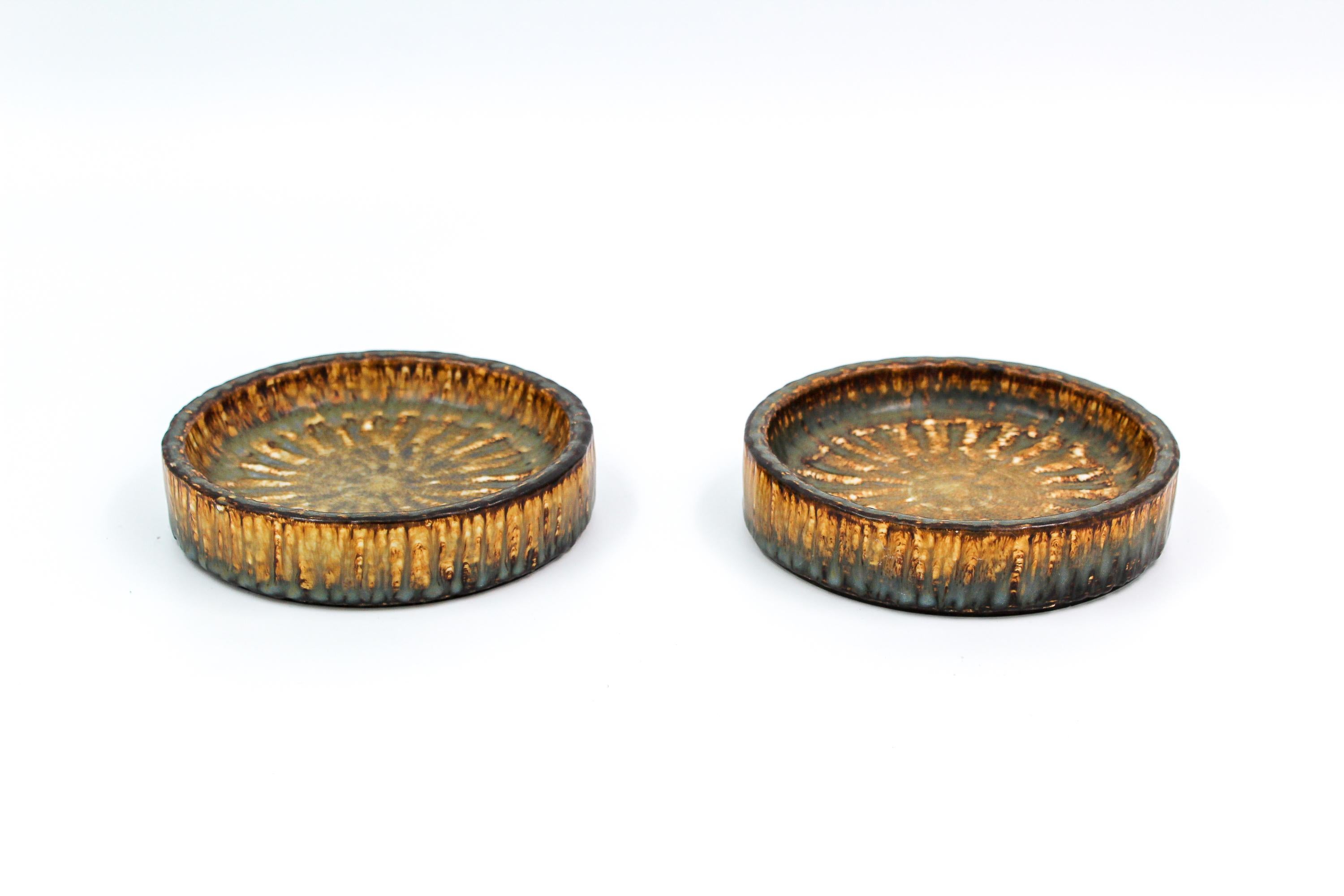 A pairs of very decorative bowls by Swedish designer and potter Gunnar Nylund. Made by Rörstrand in the 1950s. 
Very good vintage condition.