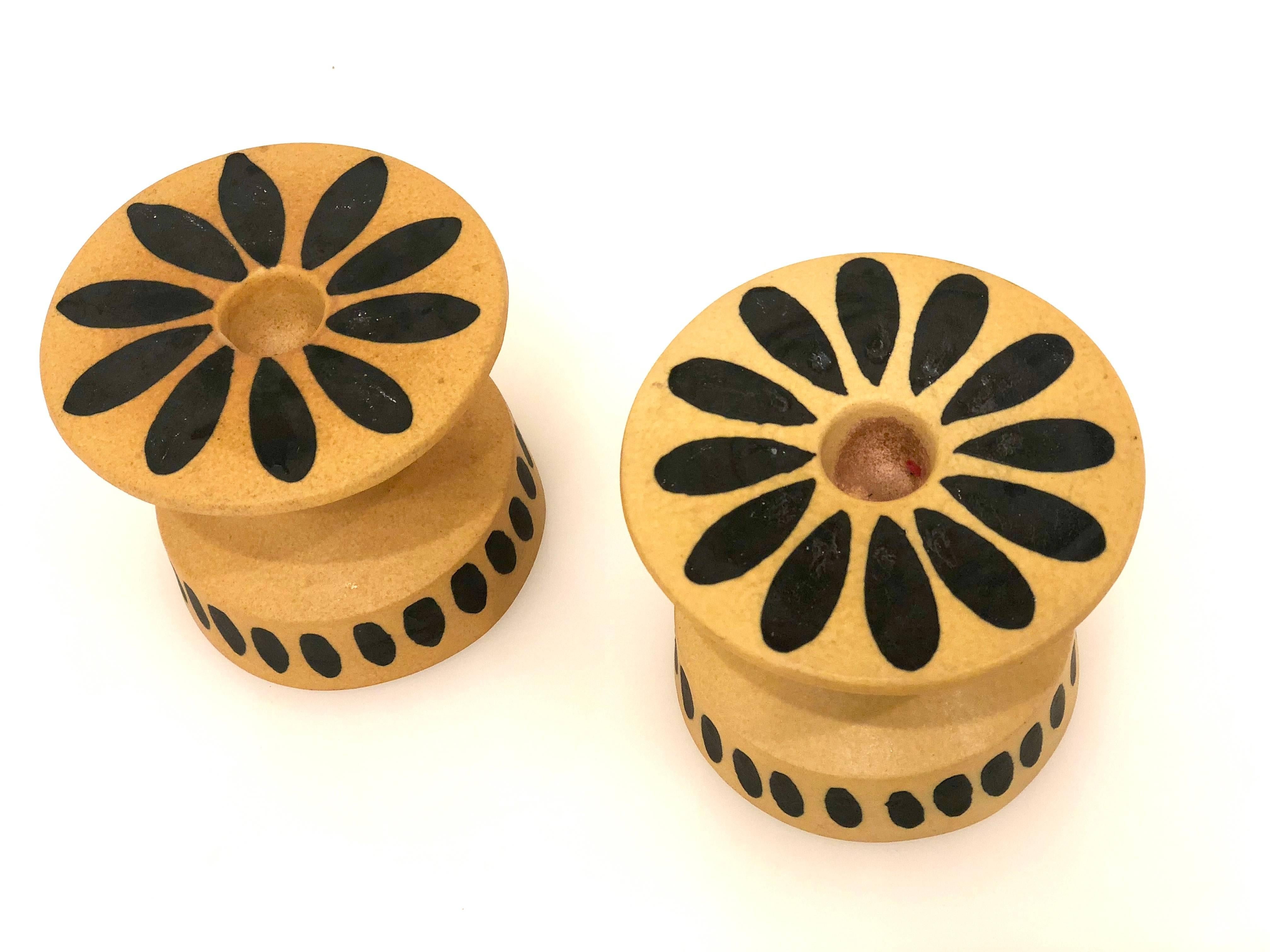 Schöne und seltene Paar Keramik-Kerzenhalter von Bennington Potters, in schönem Zustand schöne Farbe und Design. In senfgelbem und schwarzem Design.