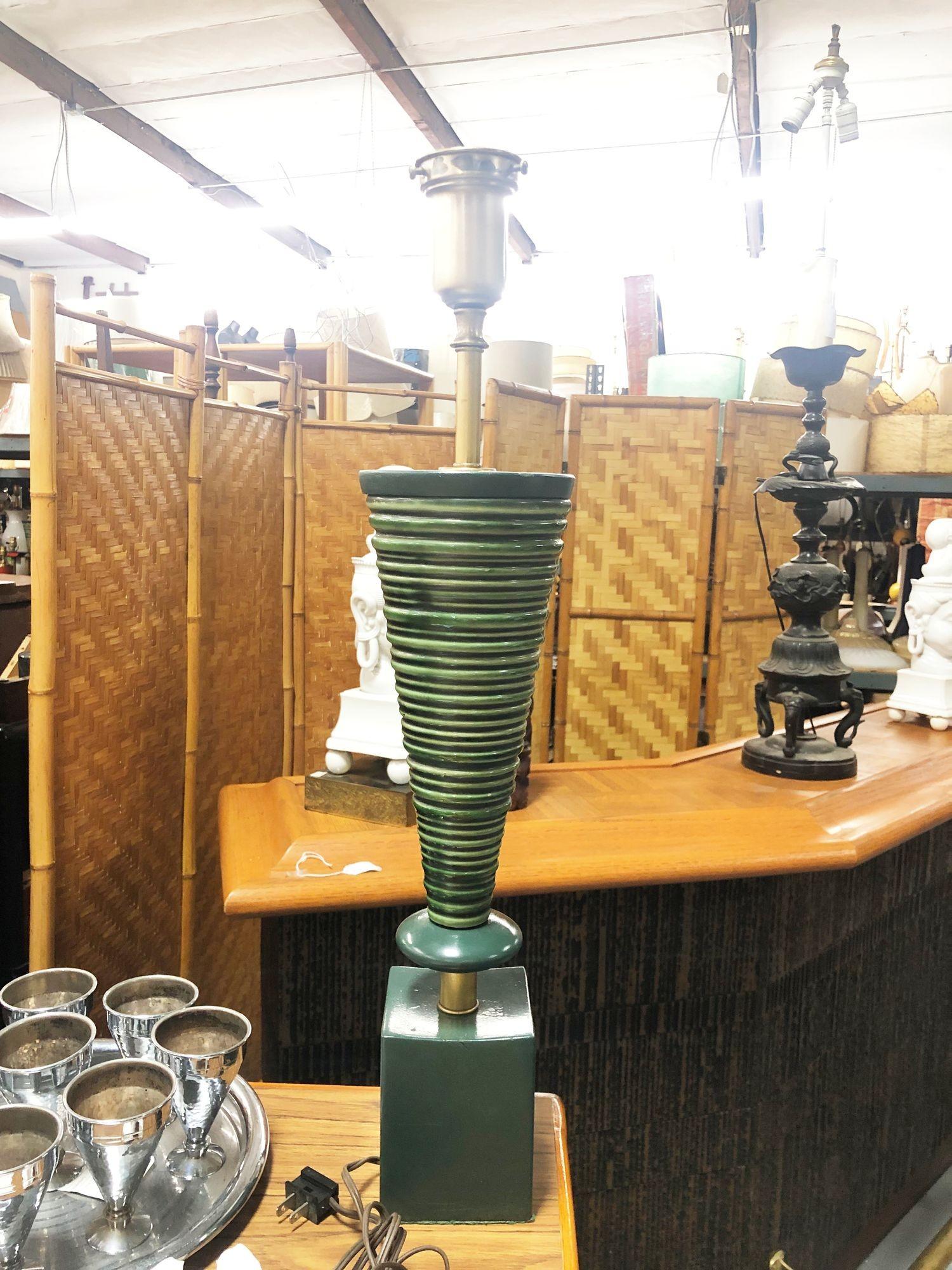 Paar geometrische modernistische Tischlampen aus Keramik aus der Mitte des Jahrhunderts von Rembrandt (amerikanisch) im Angebot